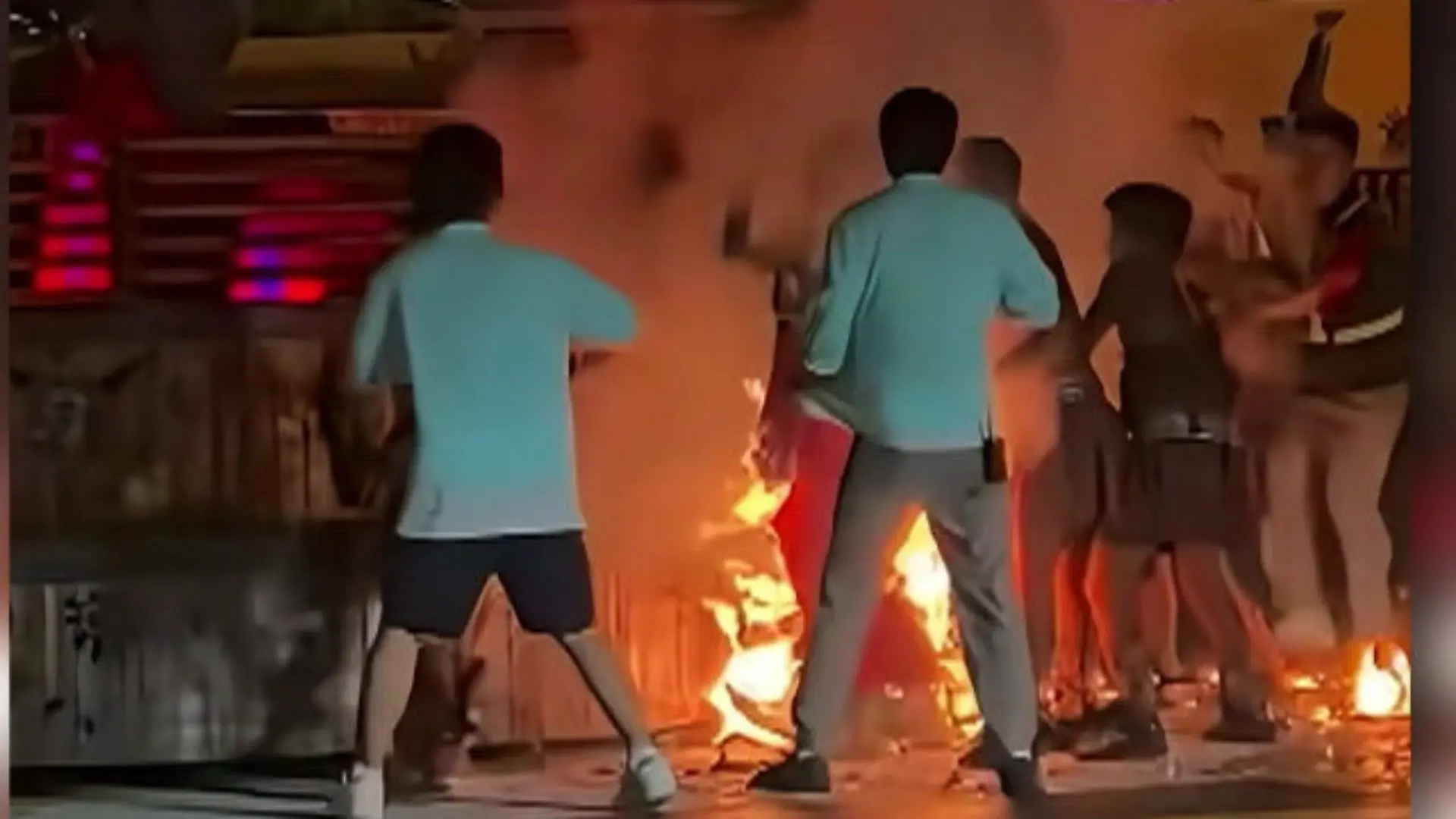 Bild von Feuershow eskaliert! Tänzerin steht plötzlich in Flammen