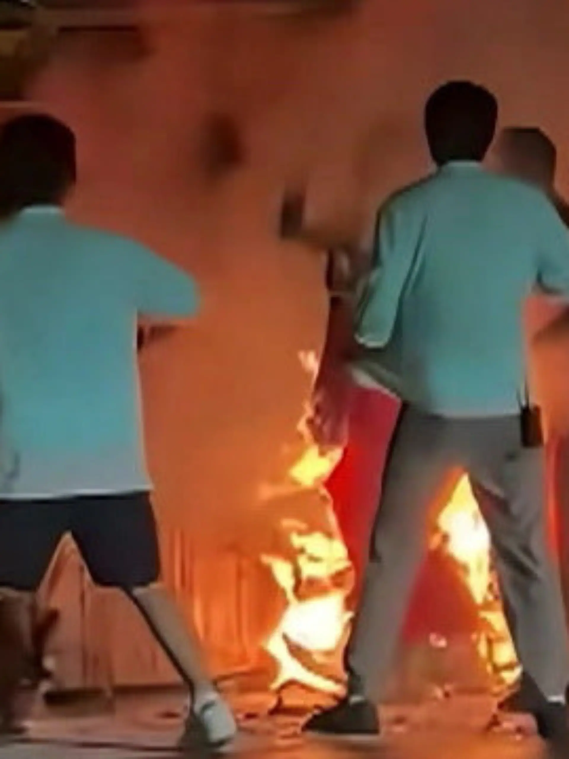 Bild zu: "Feuershow eskaliert! Tänzerin steht plötzlich in Flammen"
