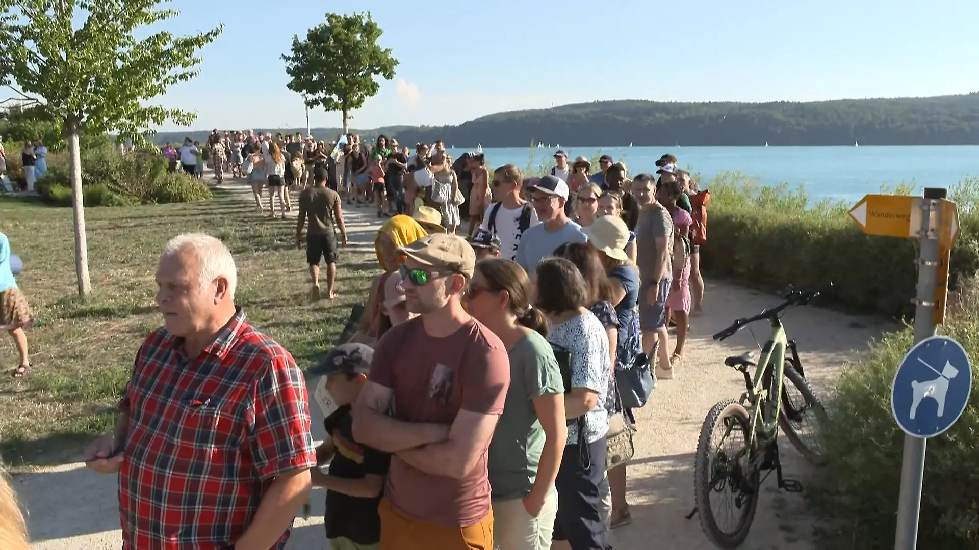 Bild von Brillen-Chaos und Mega-Stau – alle wollen dieses Himmelsspektakel sehen