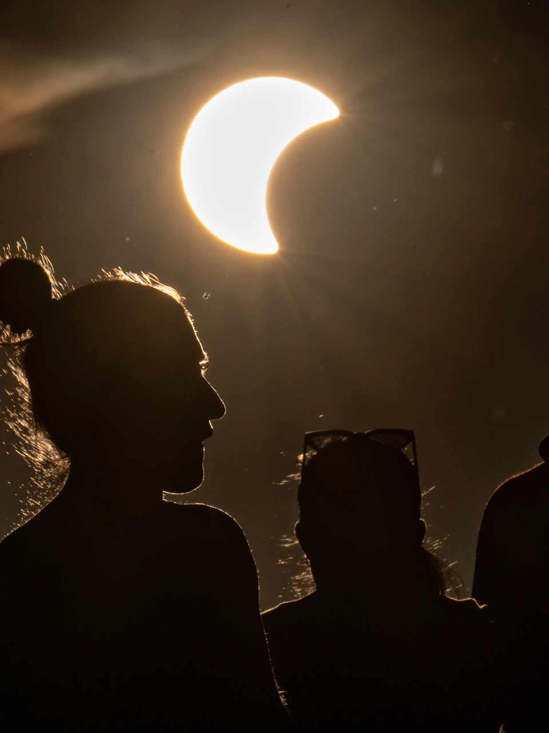 Menschen beobachten die partielle Sonnenfinsternis vom Feldberg in Hessen aus. Wenn am Abend die partielle Sonnenfinsternis über Deutschland zu sehen ist, herrschen zu dieser Zeit fast überall auch optimale Wetterbedingungen, um sie zu beobachten, hieß es vom Deutschen Wetterdienst.