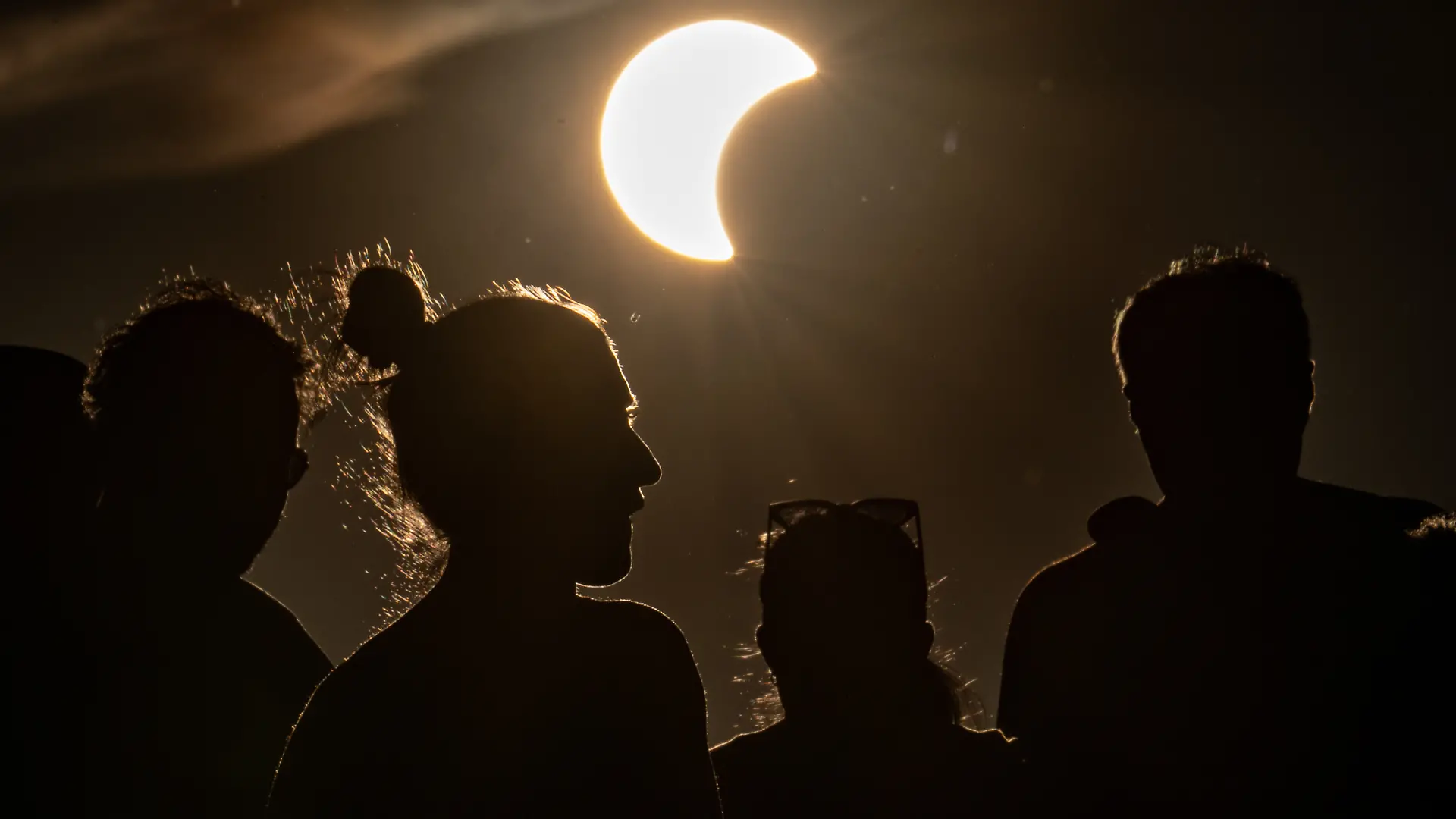 Menschen beobachten die partielle Sonnenfinsternis vom Feldberg in Hessen aus. Wenn am Abend die partielle Sonnenfinsternis über Deutschland zu sehen ist, herrschen zu dieser Zeit fast überall auch optimale Wetterbedingungen, um sie zu beobachten, hieß es vom Deutschen Wetterdienst.