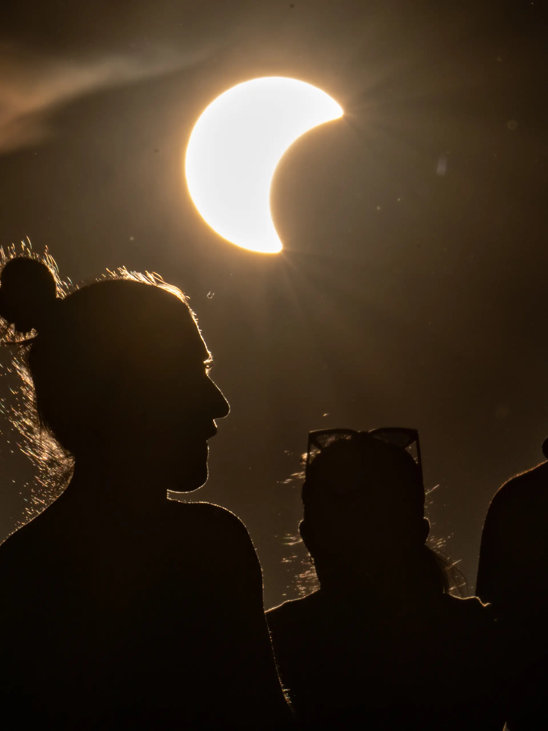 Menschen beobachten die partielle Sonnenfinsternis vom Feldberg in Hessen aus. Wenn am Abend die partielle Sonnenfinsternis über Deutschland zu sehen ist, herrschen zu dieser Zeit fast überall auch optimale Wetterbedingungen, um sie zu beobachten, hieß es vom Deutschen Wetterdienst.