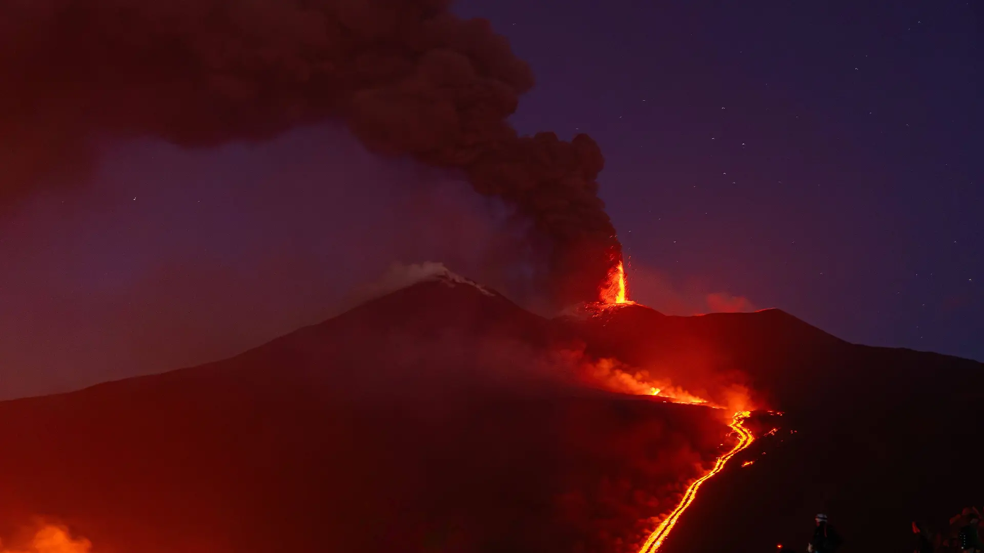 August 11, 2026, Catania, Italy: A new eruptive vent has opened in the Valle del Bove on Mount Etna at an elevation of about 1,900 meters, amid renewed volcanic activity that has produced ash and disrupted air travel in eastern Sicily. Catania Airport, one of Italy s busiest airports, has faced repeated flight restrictions and cancellations in recent days because of volcanic ash, while the ash cloud has also affected flights to and from neighboring Malta. Catania Italy - ZUMAq101 20260811_zna_q101_132 Copyright: xTommasoxSfregolax