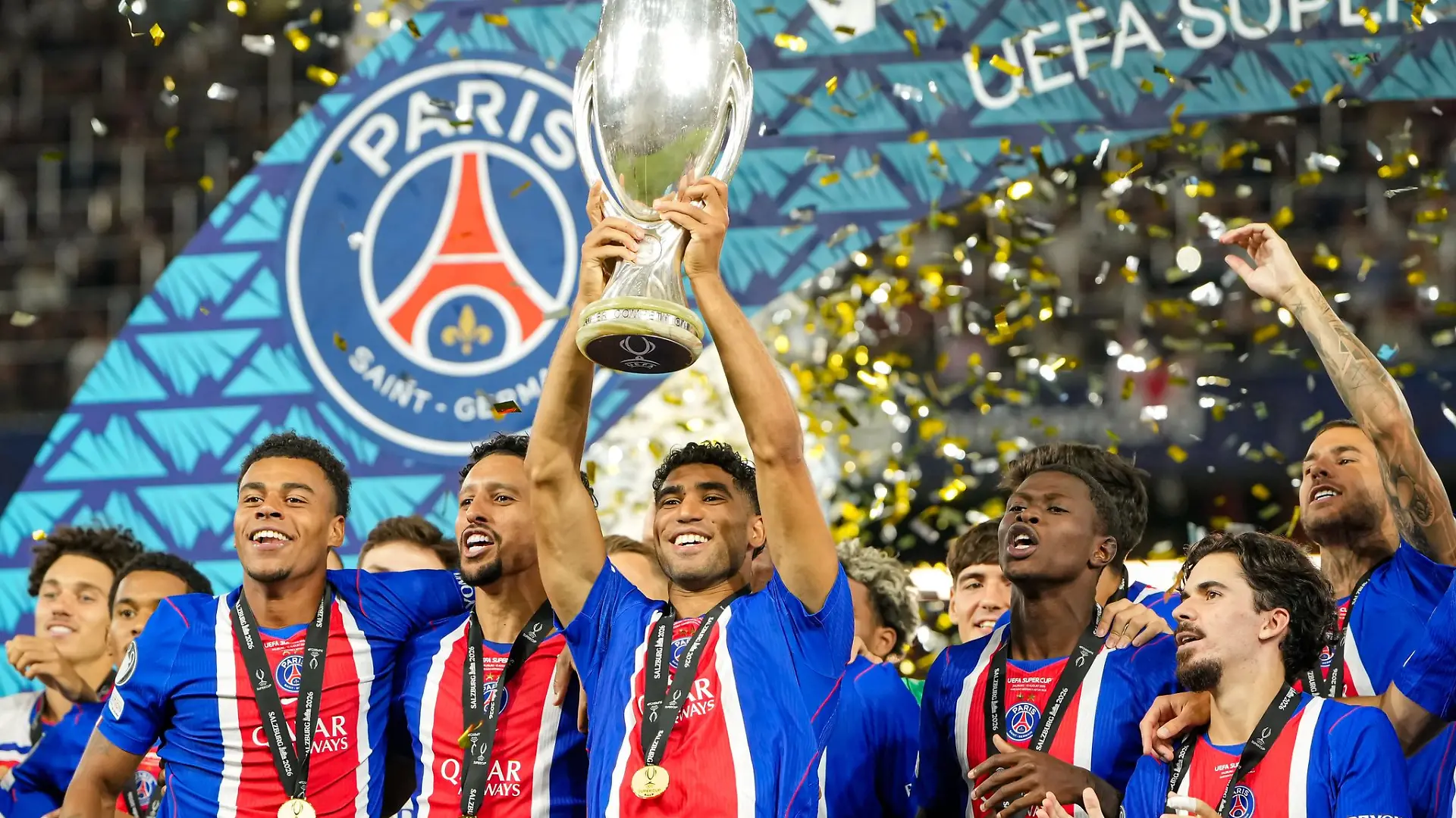 Achraf Hakimi von PSG reckte den Pokal als Supercup-Sieger in die Höhe.