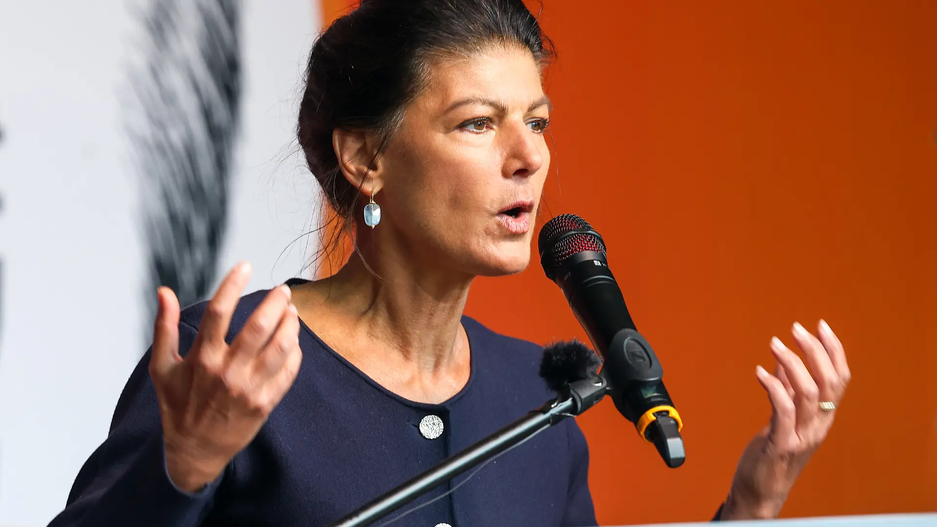 ARCHIV - 13.06.2026, Sachsen-Anhalt, Magdeburg: Parteigründerin Sahra Wagenknecht spricht zu Teilnehmern der Kundgebung des BSW unter dem Motto «Merz muss weg! Gegen Energie-Abzocke und Wirtschaftskrise» auf dem Bahnhofsvorplatz in Magdeburg. (zu dpa: «Wagenknecht: Singen der DDR-Hymne ist kein Skandal») Foto: Peter Gercke/dpa +++ dpa-Bildfunk +++