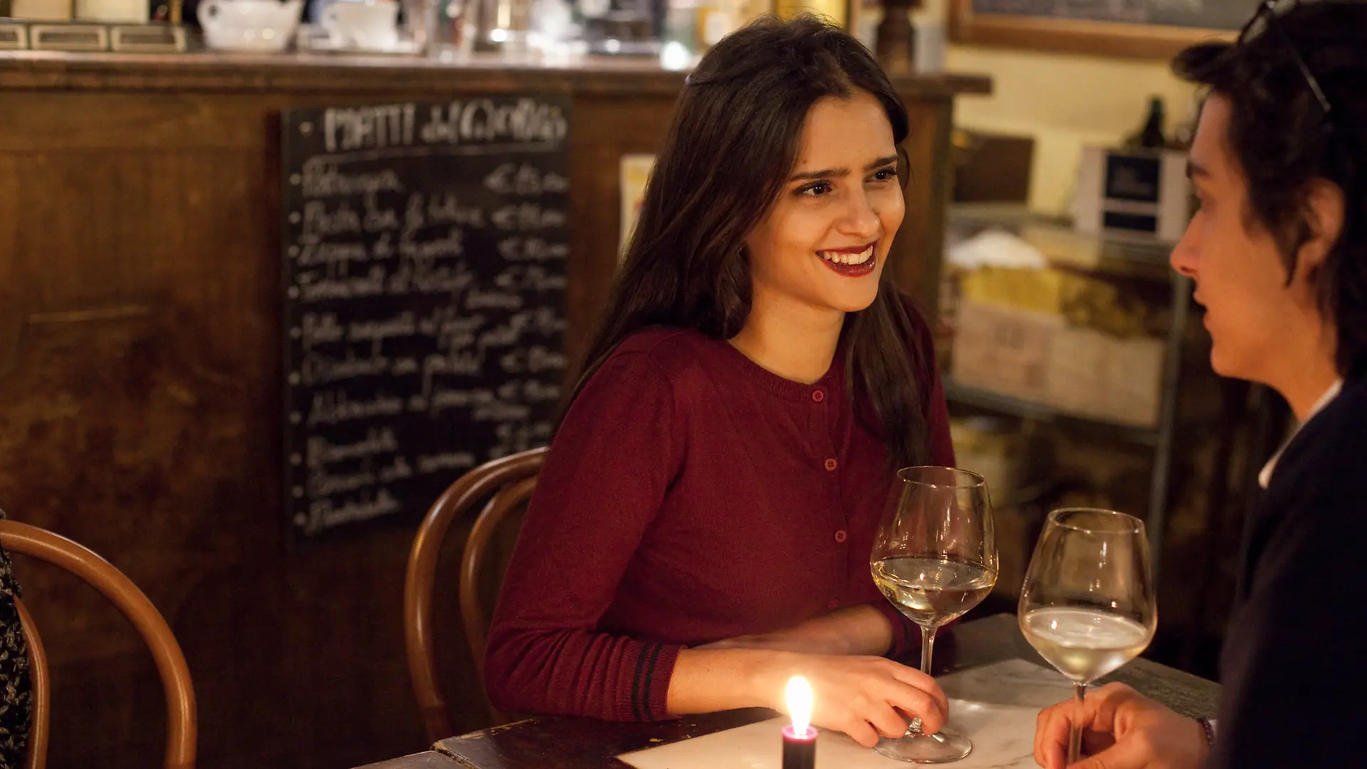 Frau in rotem Cardigan beim Dinner-Date.