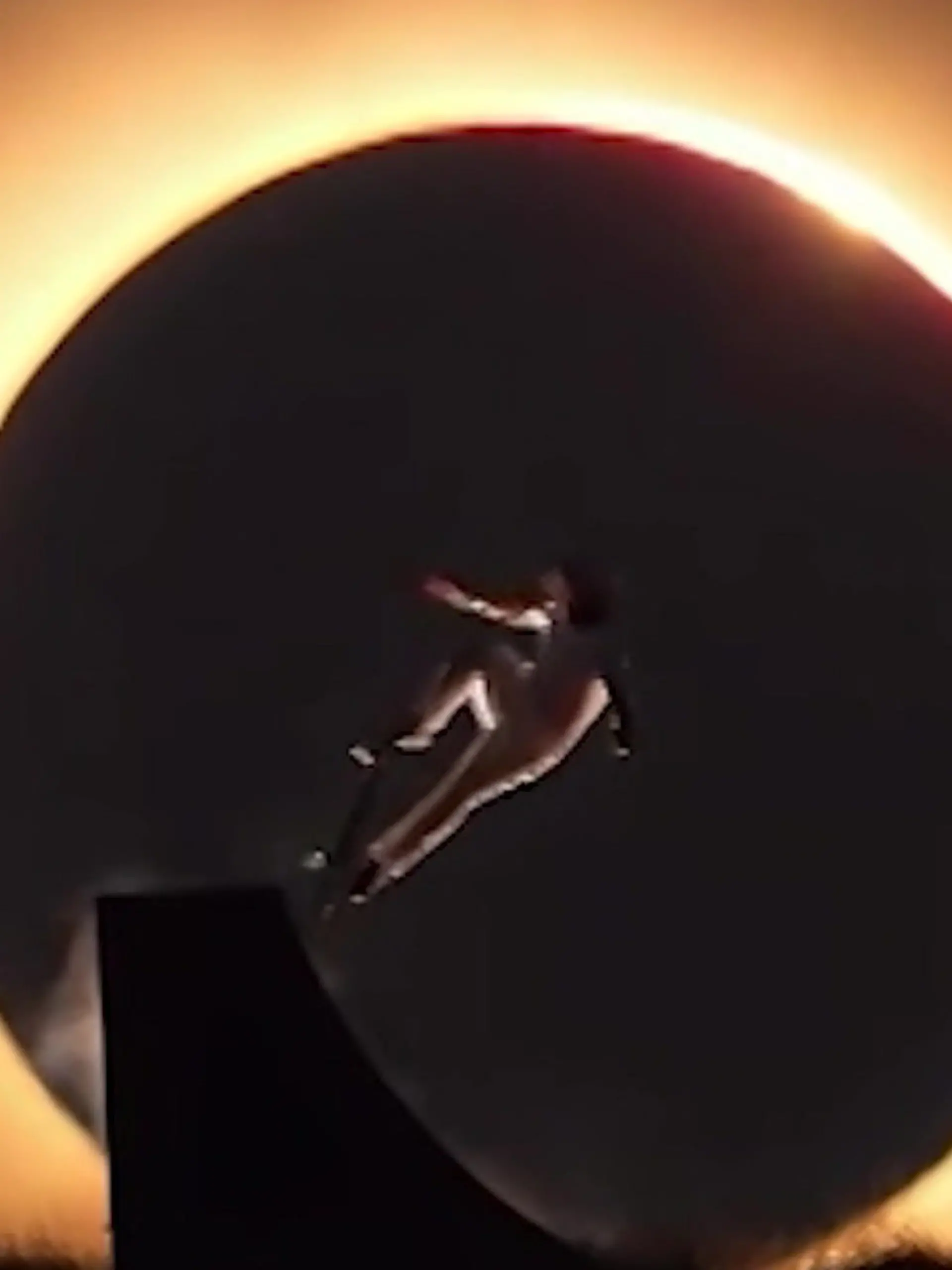Bild zu: "Stunt vor Sonnenfinsternis! Skateboarder schafft Jahrhundert-Aufnahme"