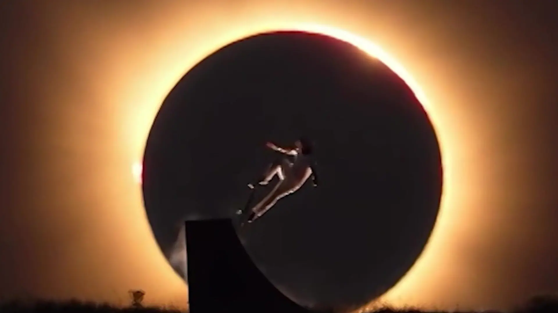 Stunt vor Sonnenfinsternis! Skateboarder schafft Jahrhundert-Aufnahme „Trick seines Lebens"