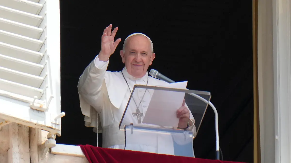 04.07.2021, Vatikan, Vatikanstadt: Papst Franziskus grüßt aus dem Fenster seines Ateliers mit Blick auf den Petersplatz, während er das Angelus-Gebet spricht. Foto: Alessandra Tarantino/AP/dpa +++ dpa-Bildfunk +++