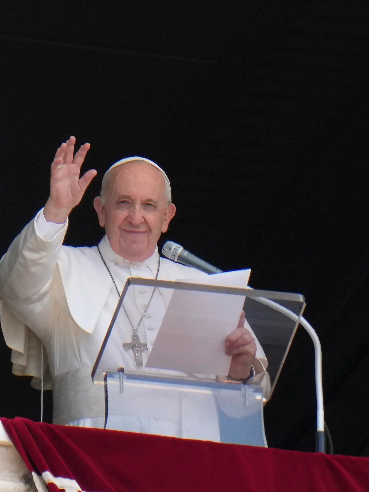 04.07.2021, Vatikan, Vatikanstadt: Papst Franziskus grüßt aus dem Fenster seines Ateliers mit Blick auf den Petersplatz, während er das Angelus-Gebet spricht. Foto: Alessandra Tarantino/AP/dpa +++ dpa-Bildfunk +++