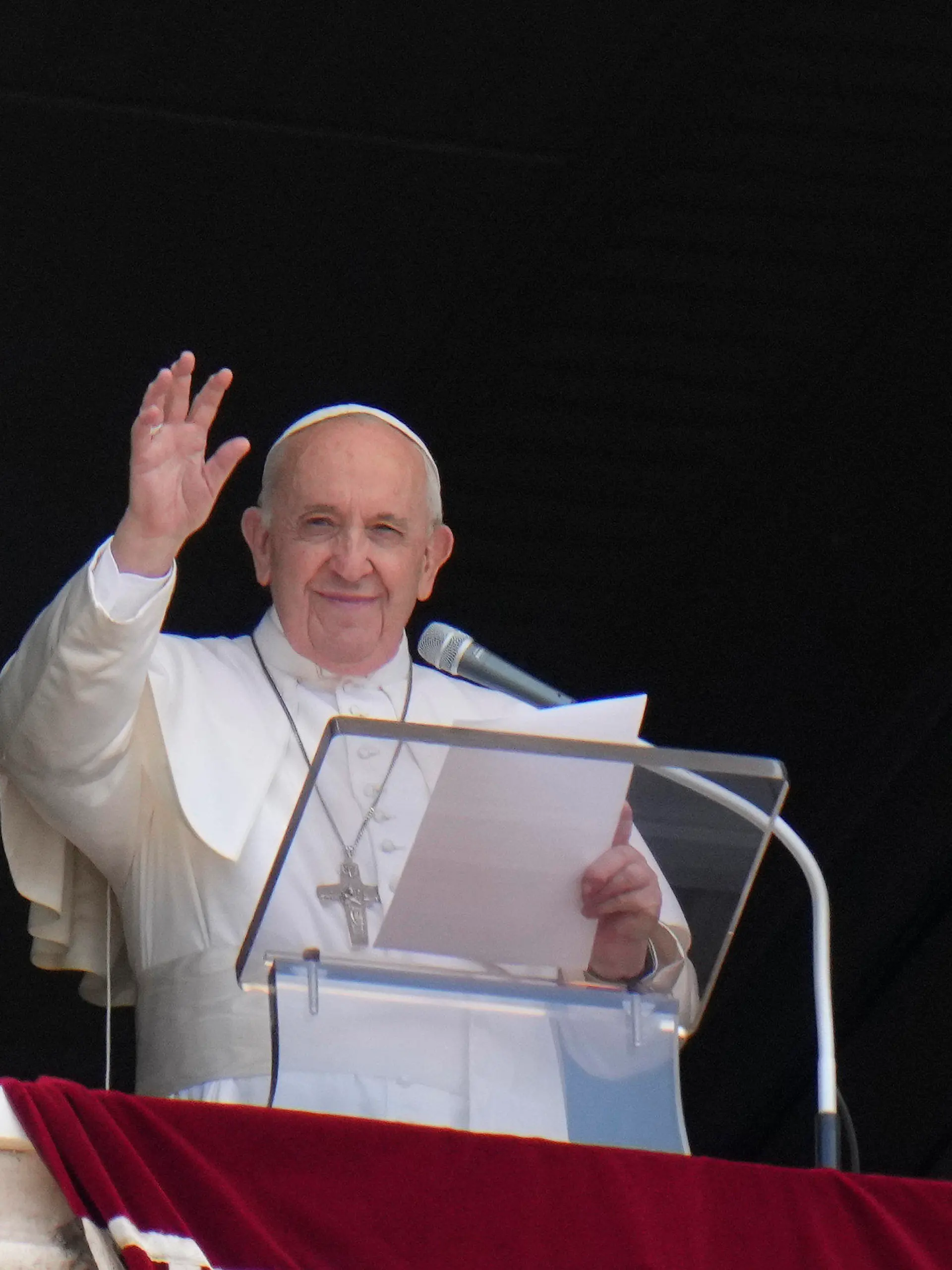 04.07.2021, Vatikan, Vatikanstadt: Papst Franziskus grüßt aus dem Fenster seines Ateliers mit Blick auf den Petersplatz, während er das Angelus-Gebet spricht. Foto: Alessandra Tarantino/AP/dpa +++ dpa-Bildfunk +++