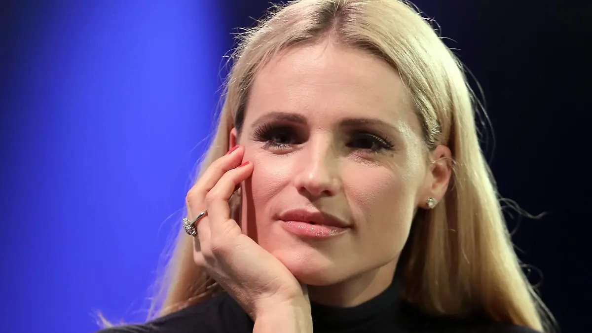 Entertainment Bilder der Woche KW41 11.09.2018, Frankfurt, DEU, Buchmesse Frankfurt, Michelle Hunziker, Moderatorin und Autorin im Interview auf dem Blauen Sofa *** 11 09 2018 Frankfurt DEU Frankfurt Book Fair Michelle Hunziker Presenter and author in an interview on the Blue Sofa