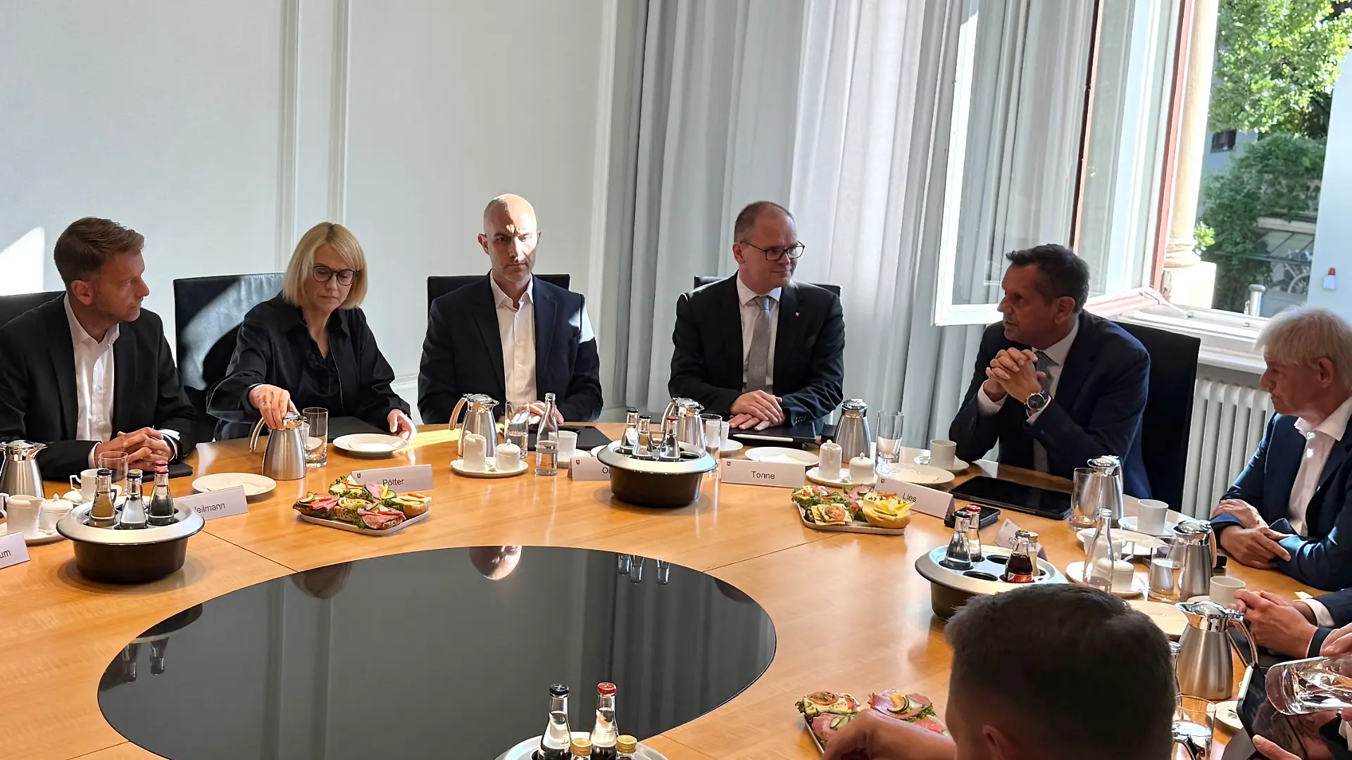 Ministerpräsident Olaf Lies tauscht sich mit den Oberbürgermeistern der niedersächsischen VW-Standorte aus
