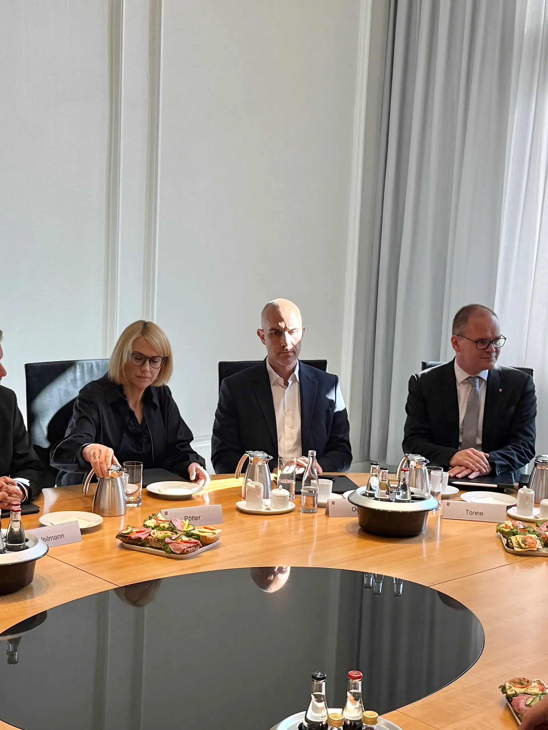 Ministerpräsident Olaf Lies tauscht sich mit den Oberbürgermeistern der niedersächsischen VW-Standorte aus