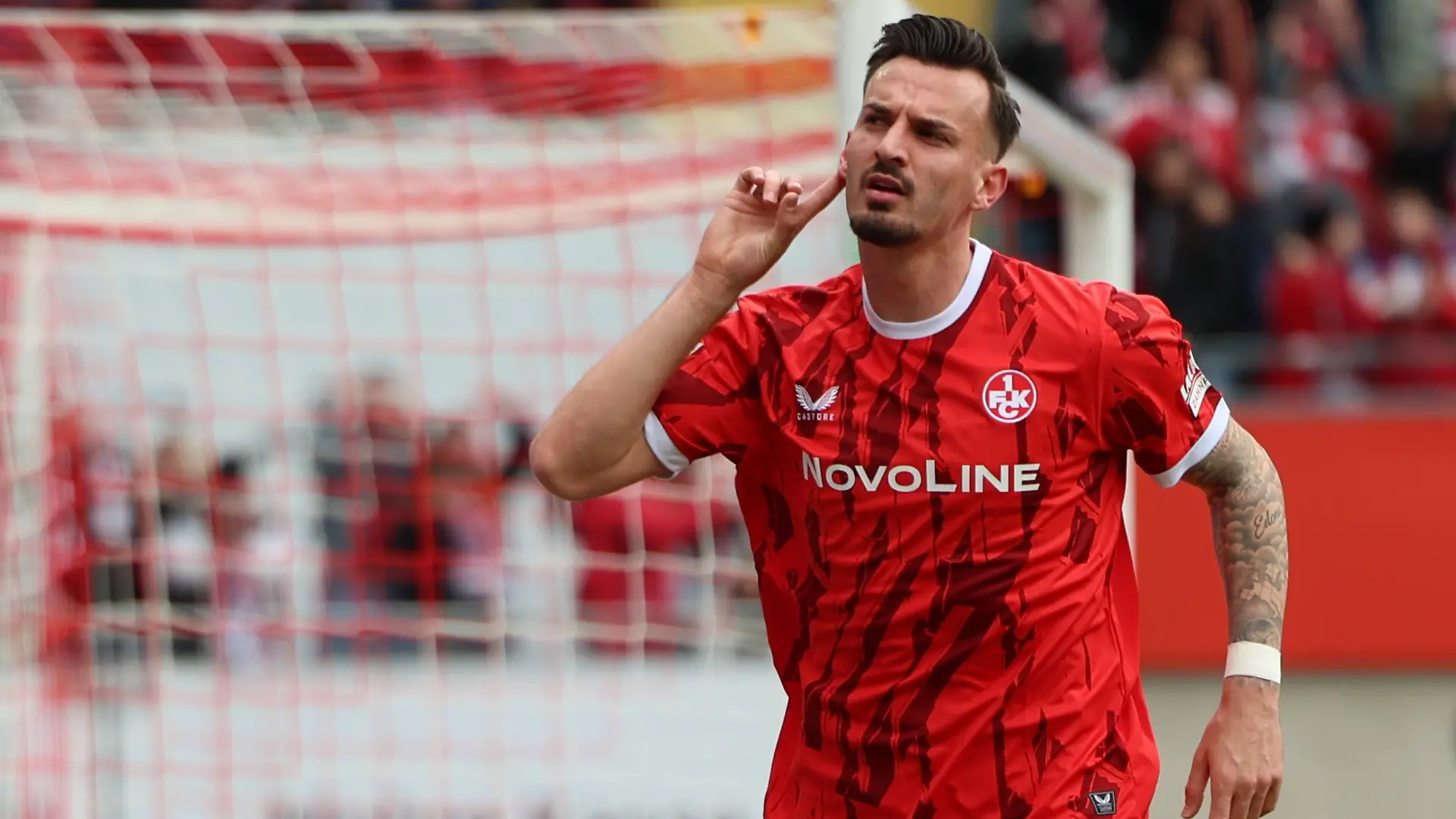 Torjubel nach dem Tor zum 2:0 gegen den KSC durch Mergim Berisha 1.FC Kaiserslautern