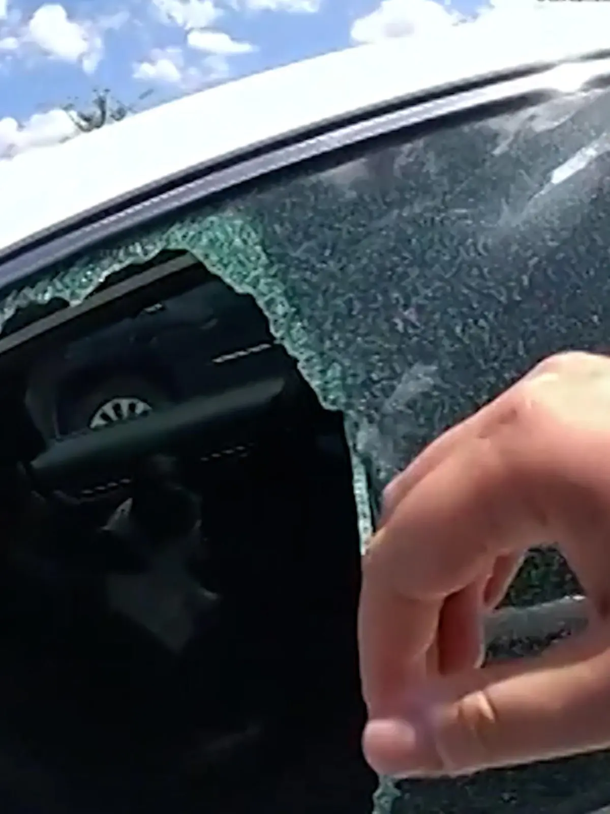 Eine eingeschlagene Seiten-Autoscheibe.