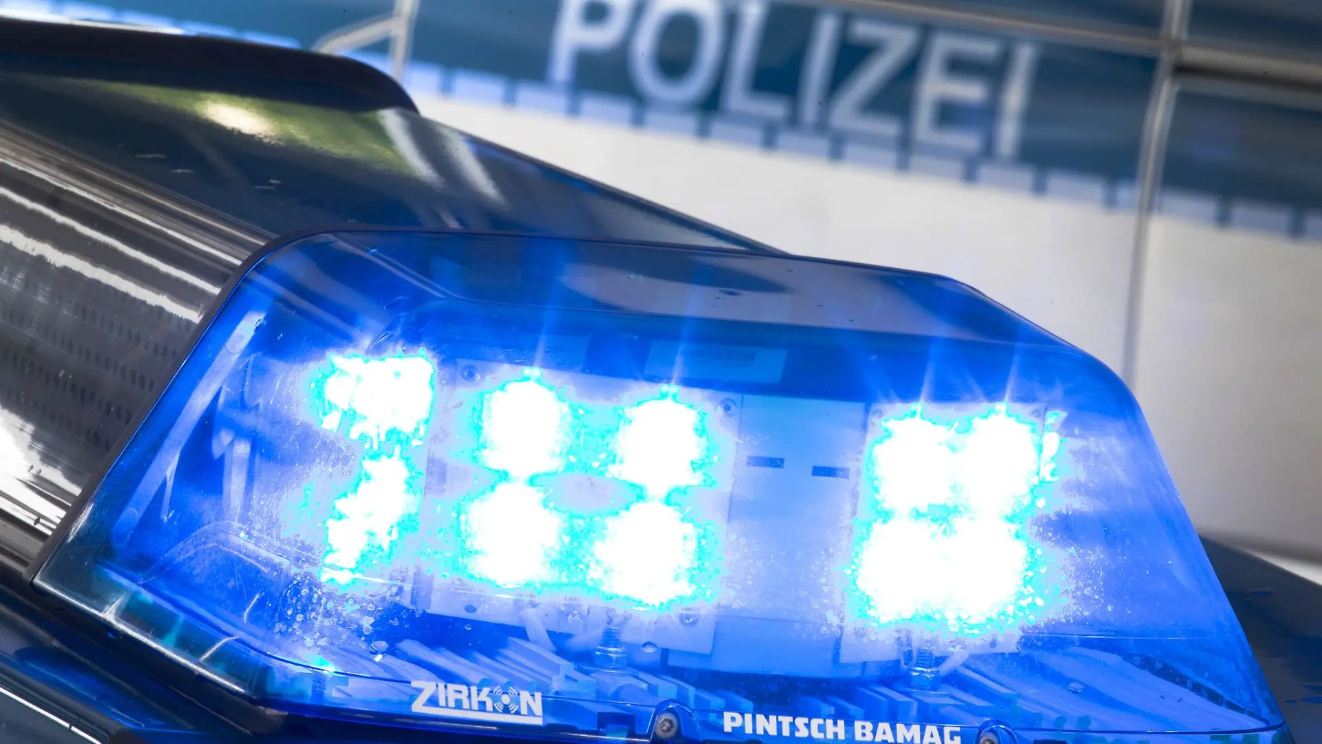 Blaulicht an Polizeiwagen (Symbolbild)