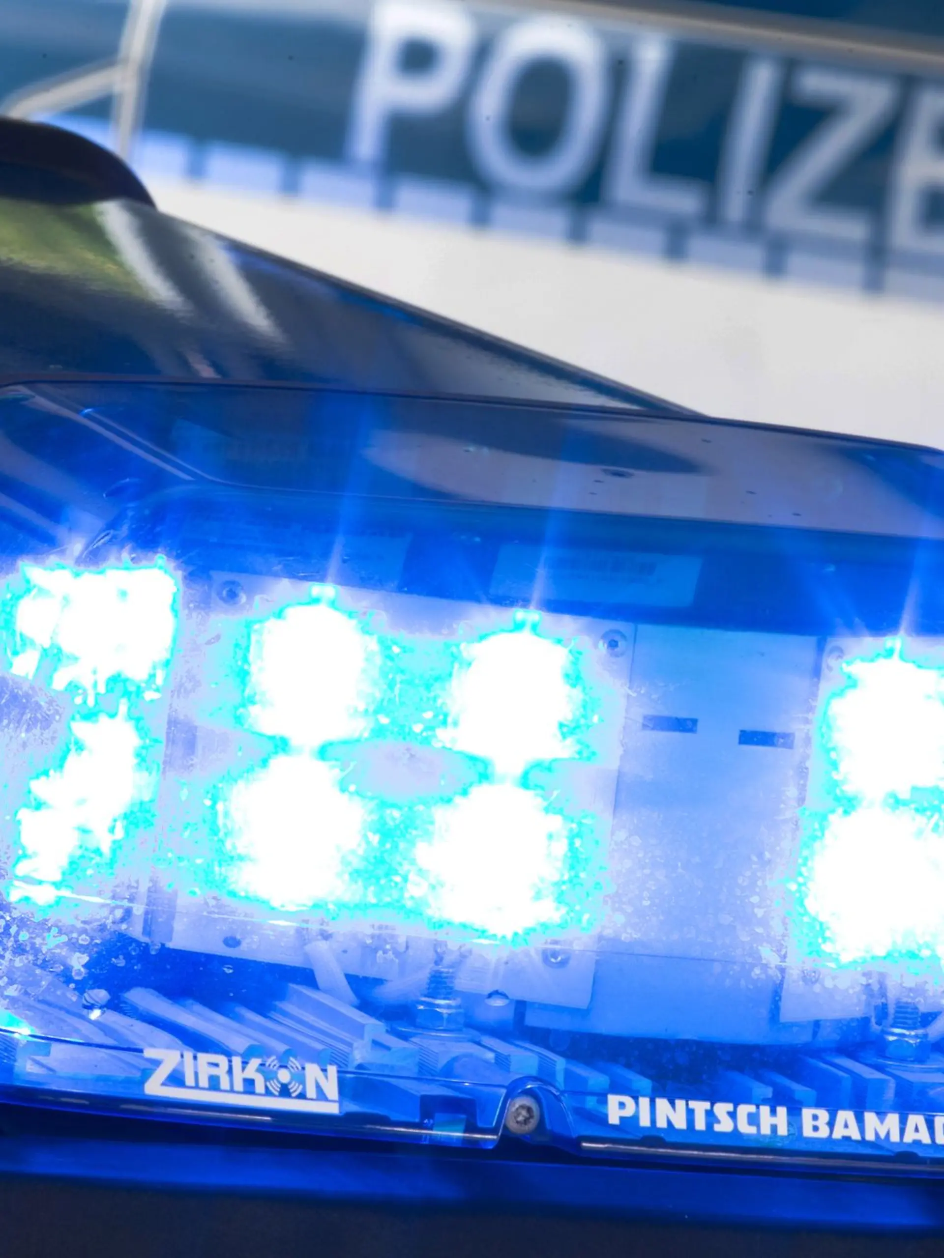 Blaulicht an Polizeiwagen (Symbolbild)