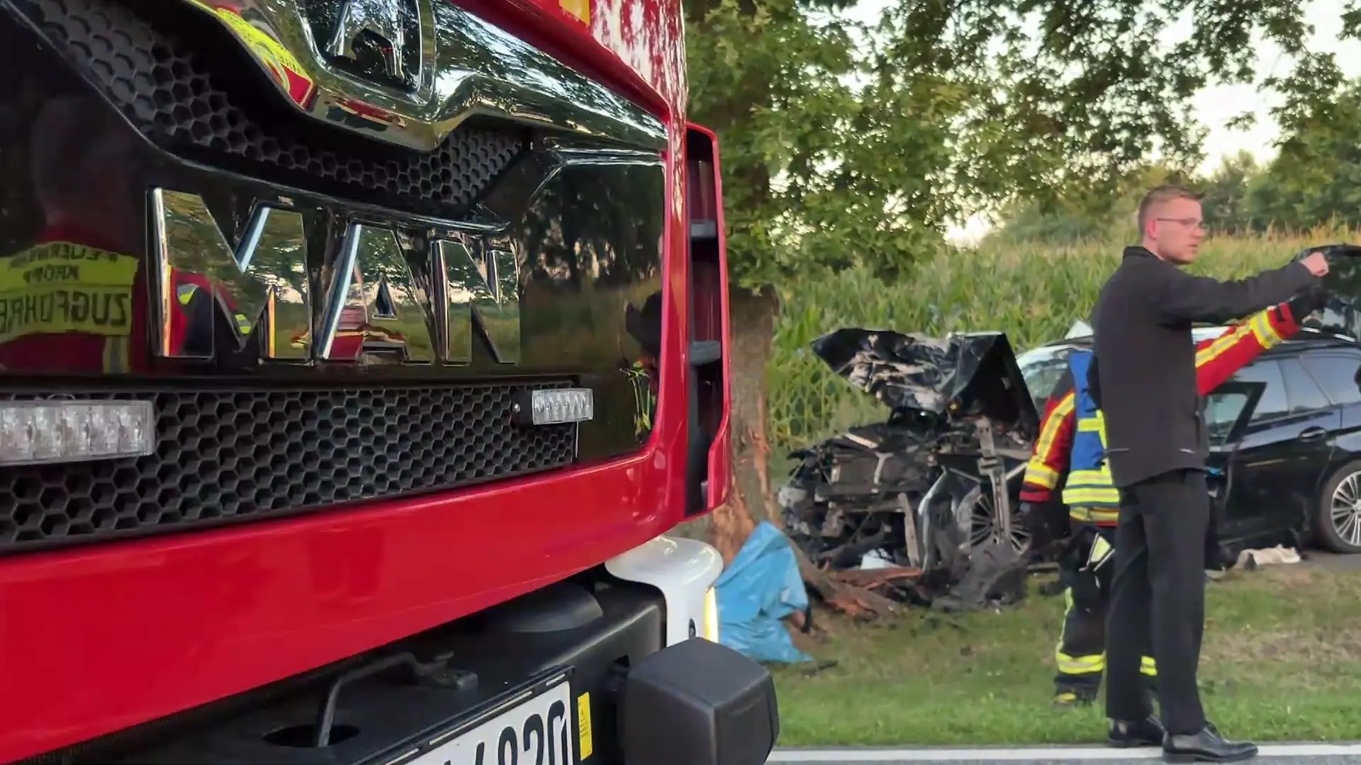 Ein Feuerwehrwagen vor dem verunfallten BMW