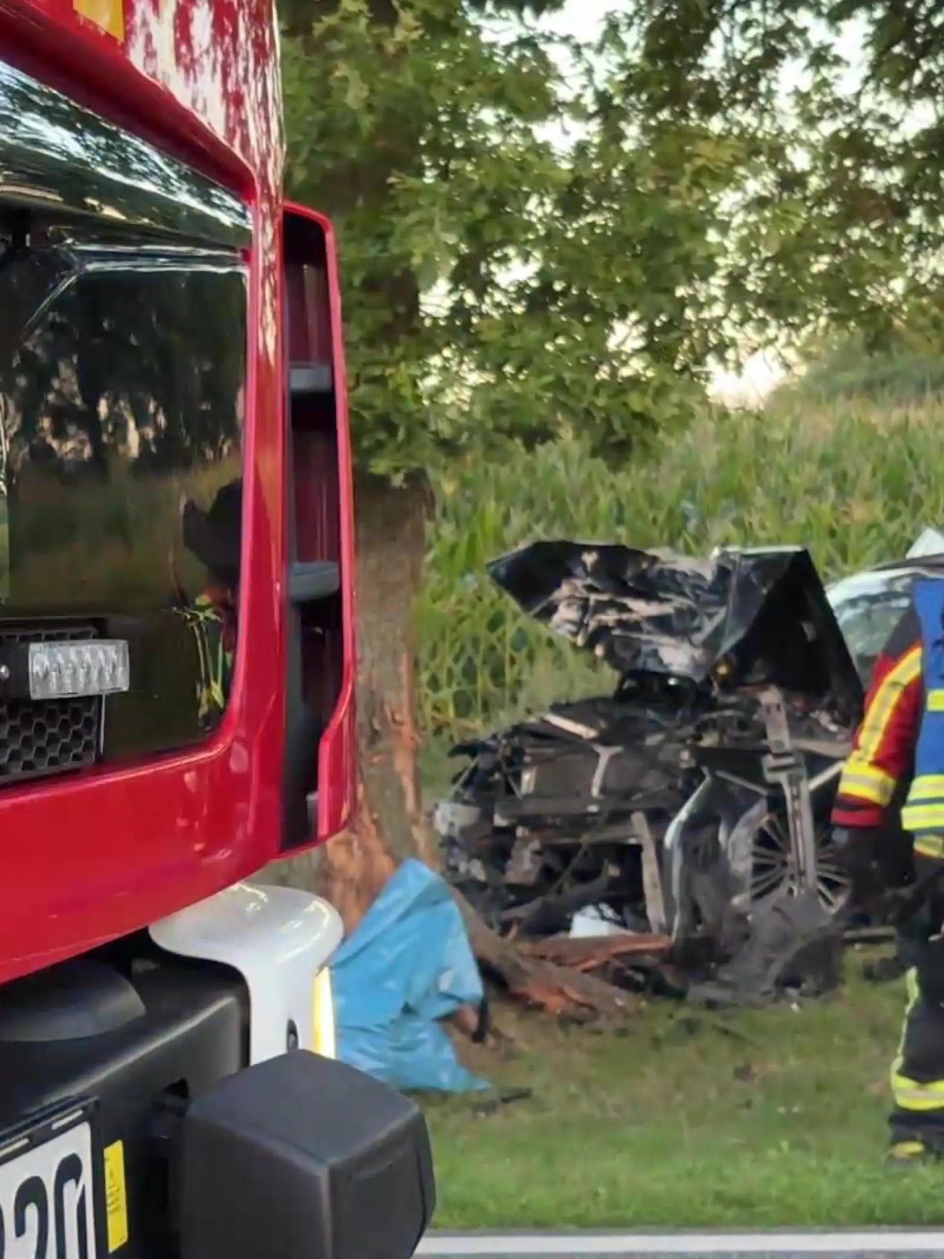 Ein Feuerwehrwagen vor dem verunfallten BMW
