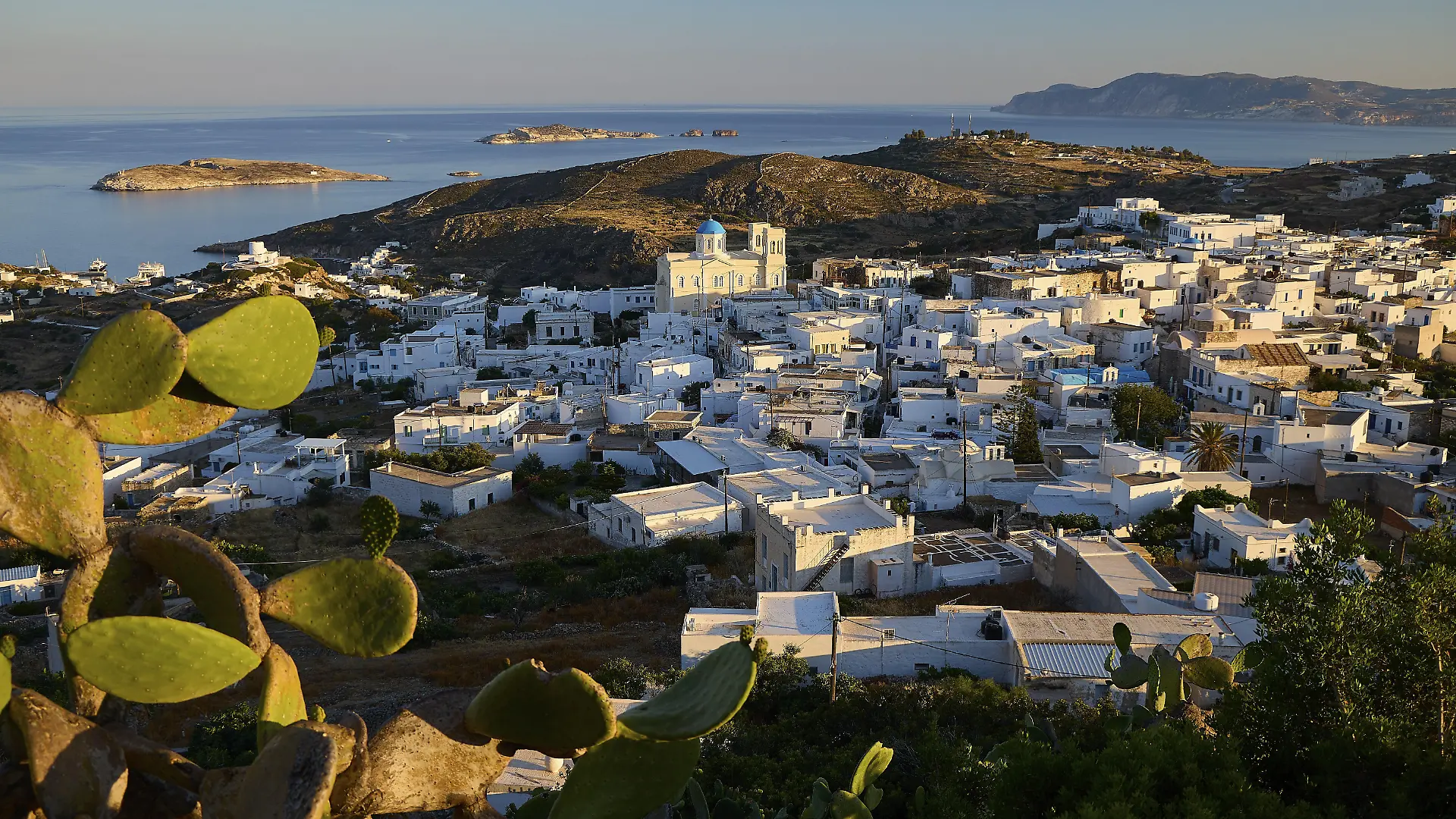 Panoramablick auf den Hauptort der griechischen Insel Kimolos, Chorio