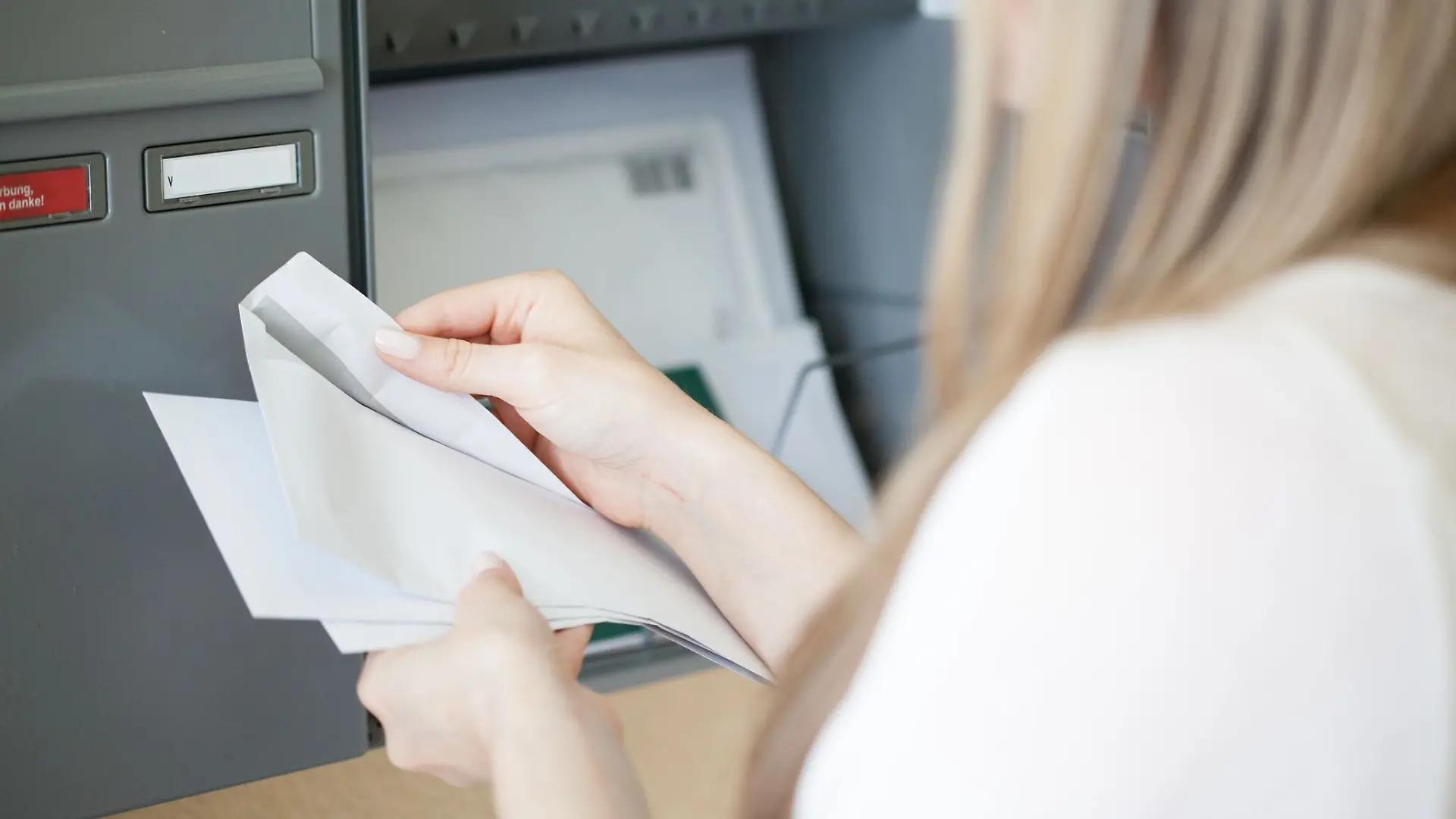 Urlaub vorbei, Post da: Wer einen Bußgeldbescheid aus der EU oder der Schweiz im Briefkasten findet, sollte ihn nicht liegenlassen.