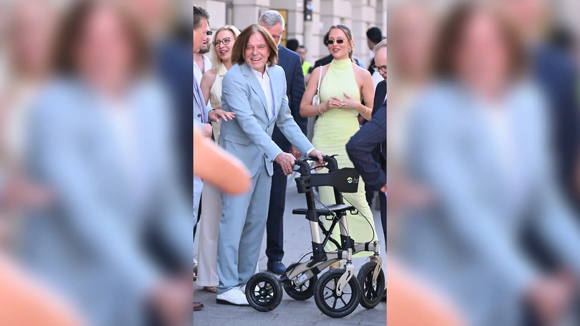 Jürgen Drews kommt mit dem Rollator / Mercedes-Benz Klassik am Odeonsplatz / 25. Jubiläum / Open Air, Freiluft-Konzert / München / 12. Juli 2026 / Foto: Frank Rollitz / ABR-Pictures
