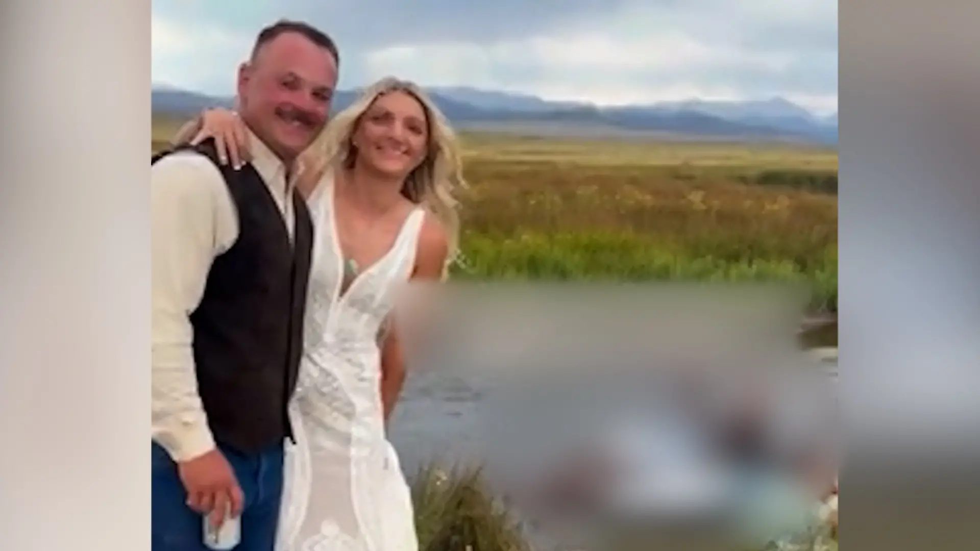 Superstar crasht Hochzeit im Schwimmreifen – Brautpaar reagiert SO! Sänger gratuliert ihnen sogar