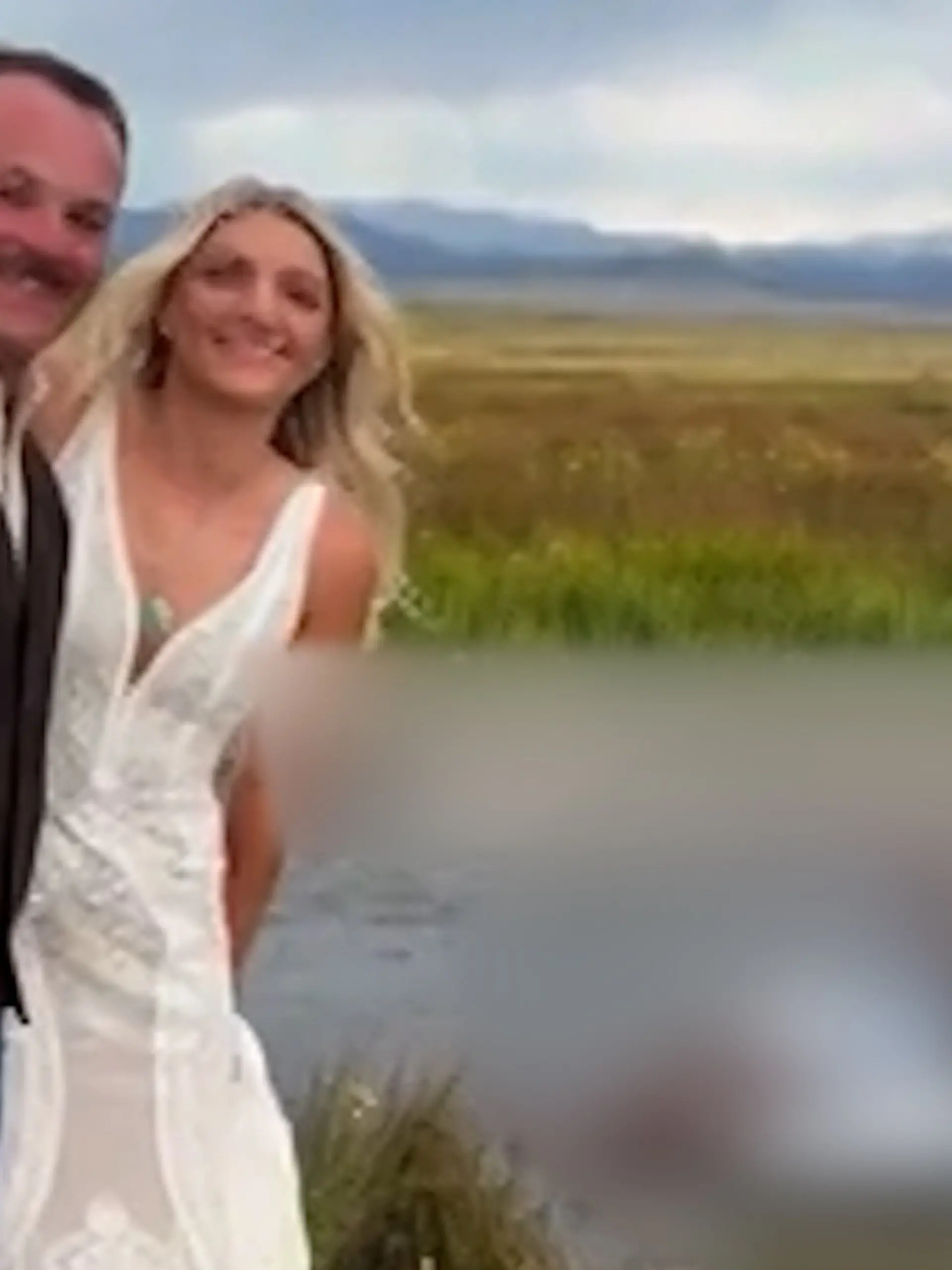 Bild zu: "Superstar crasht Hochzeit im Schwimmreifen – Brautpaar reagiert SO!"