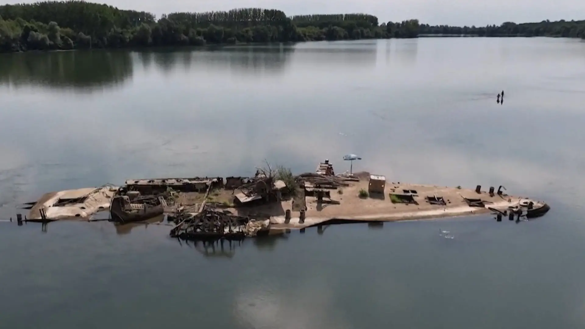 Historisches Kriegsschiff freigelegt – und Touristen nutzen es DAFÜR! Dürre offenbart Verborgenes