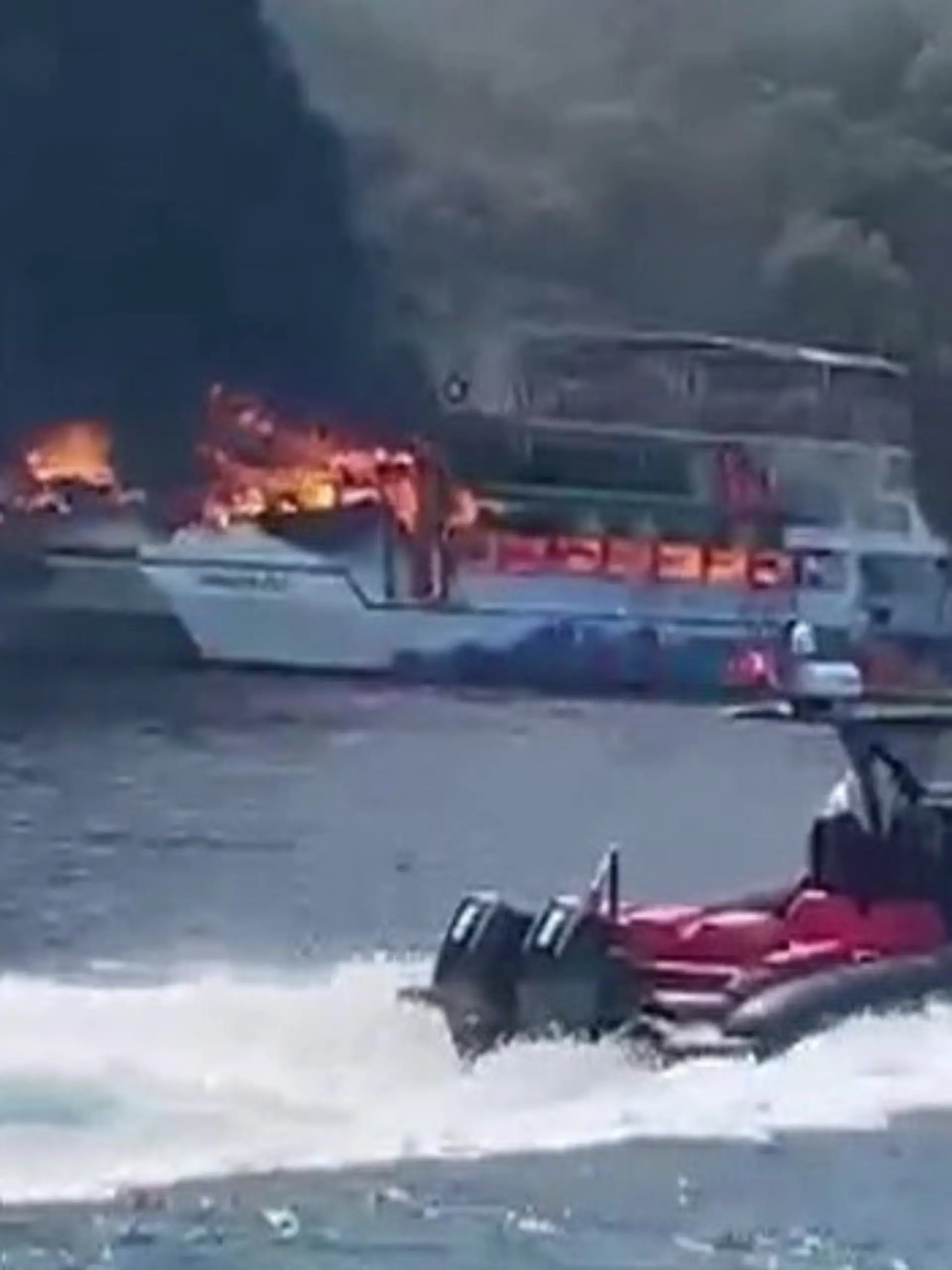 Bild zu: "Ausflugsboot steht plötzlich in Flammen – Kinder und Erwachsene springen ins Meer!"