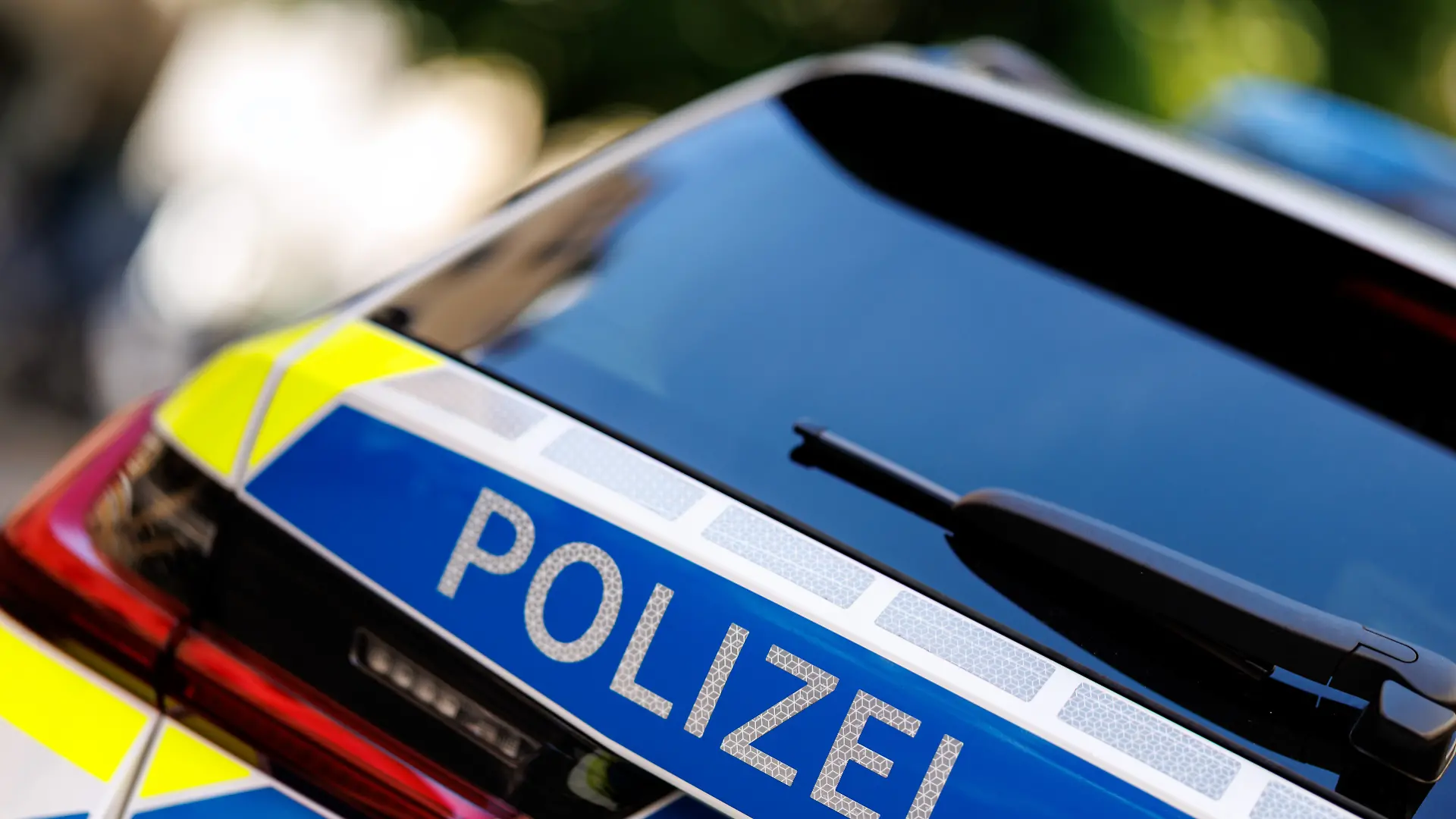Der Schriftzug Polizei ist an einem Einsatzfahrzeug der Polizei in München (Bayern, Deutschland) zu sehen.