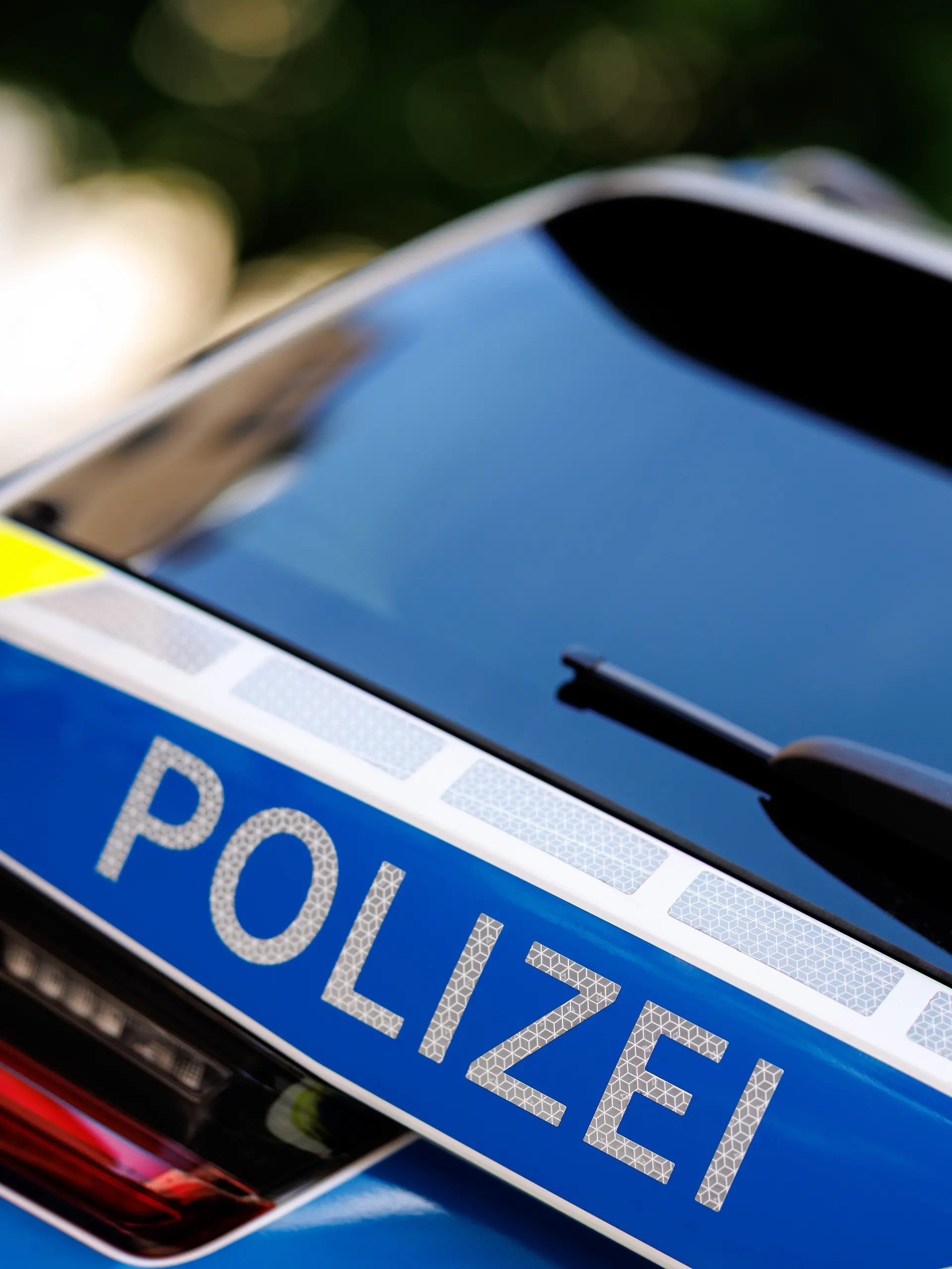Der Schriftzug Polizei ist an einem Einsatzfahrzeug der Polizei in München (Bayern, Deutschland) zu sehen.