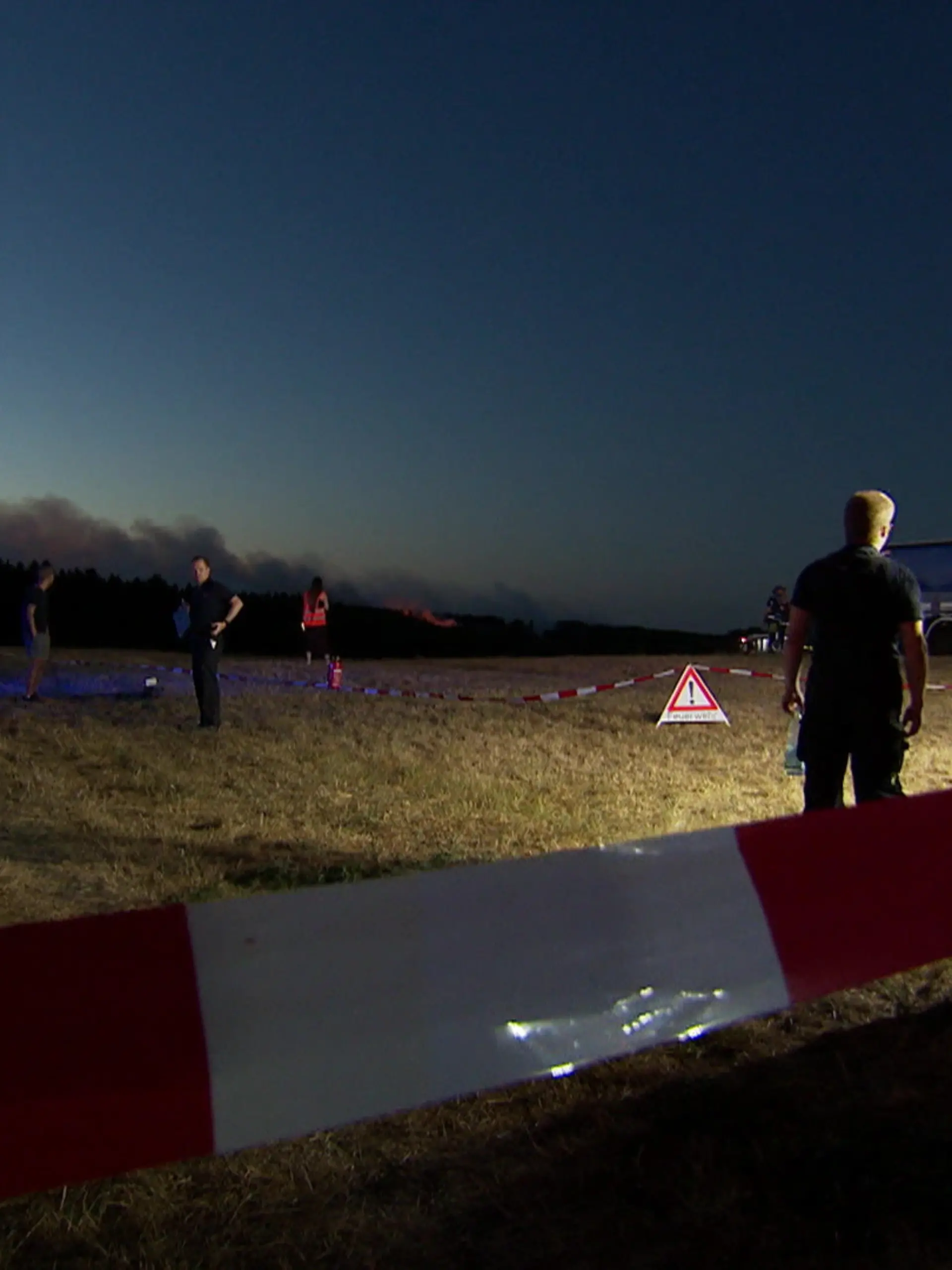 Bild zu: "Waldbrand kommt immer näher! 1.800 Menschen in Eifel evakuiert"