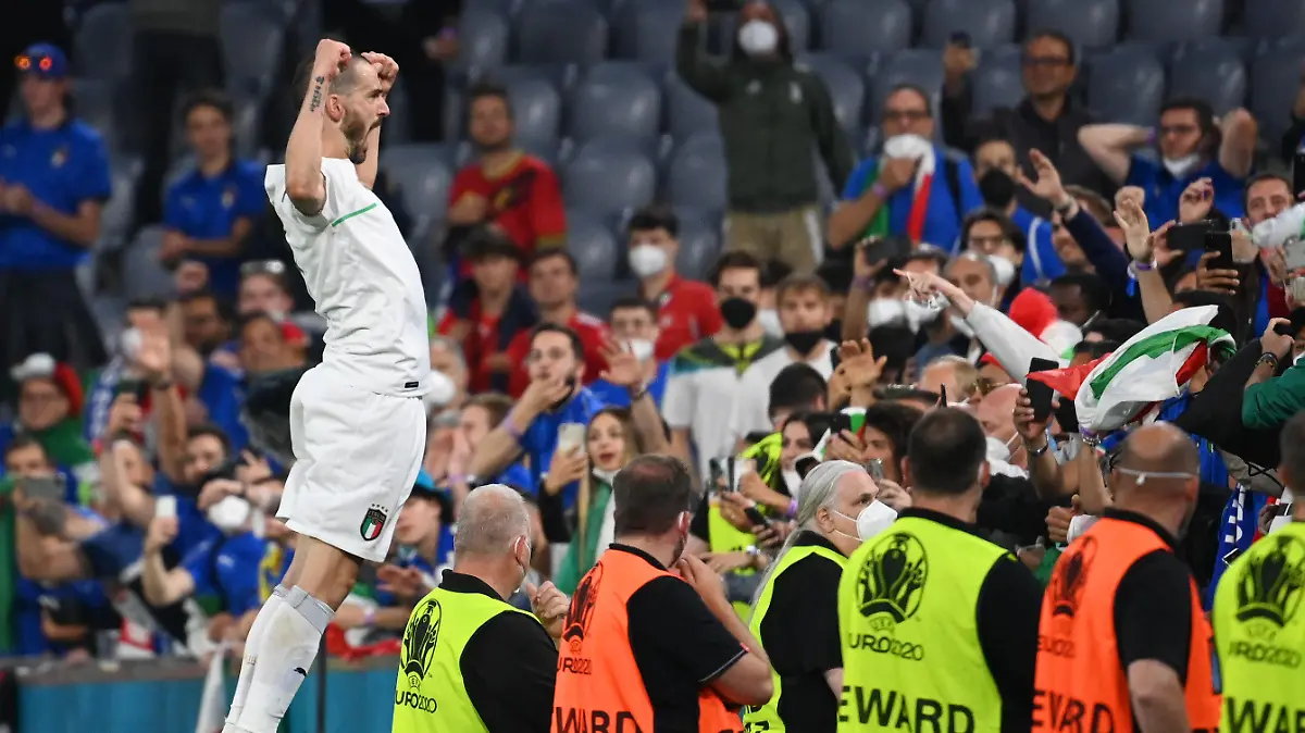 02.07.2021, Bayern, München: Fußball: EM, Belgien - Italien, Finalrunde, Viertelfinale in in der EM-Arena München. Italiens Leonardo Bonucci feiert nach dem Spiel den Sieg mit den Fans. Foto: Federico Gambarini/dpa +++ dpa-Bildfunk +++
