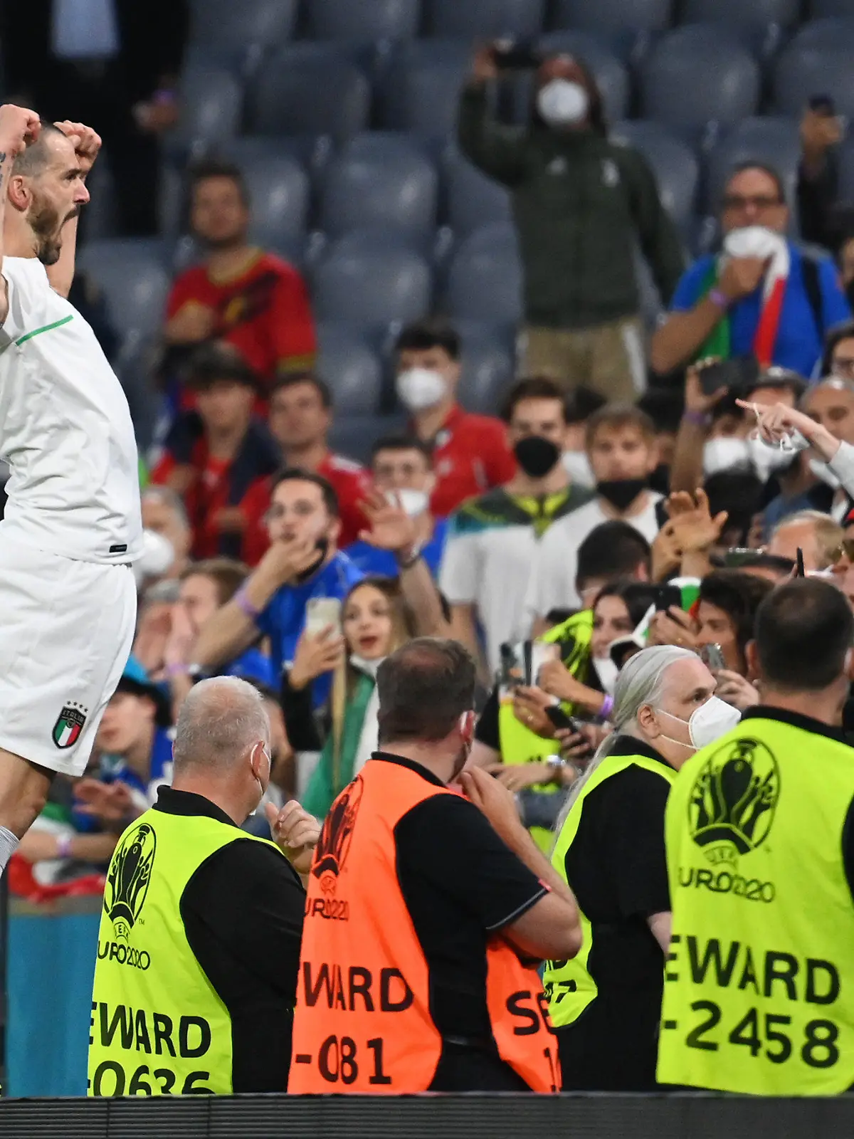 02.07.2021, Bayern, München: Fußball: EM, Belgien - Italien, Finalrunde, Viertelfinale in in der EM-Arena München. Italiens Leonardo Bonucci feiert nach dem Spiel den Sieg mit den Fans. Foto: Federico Gambarini/dpa +++ dpa-Bildfunk +++