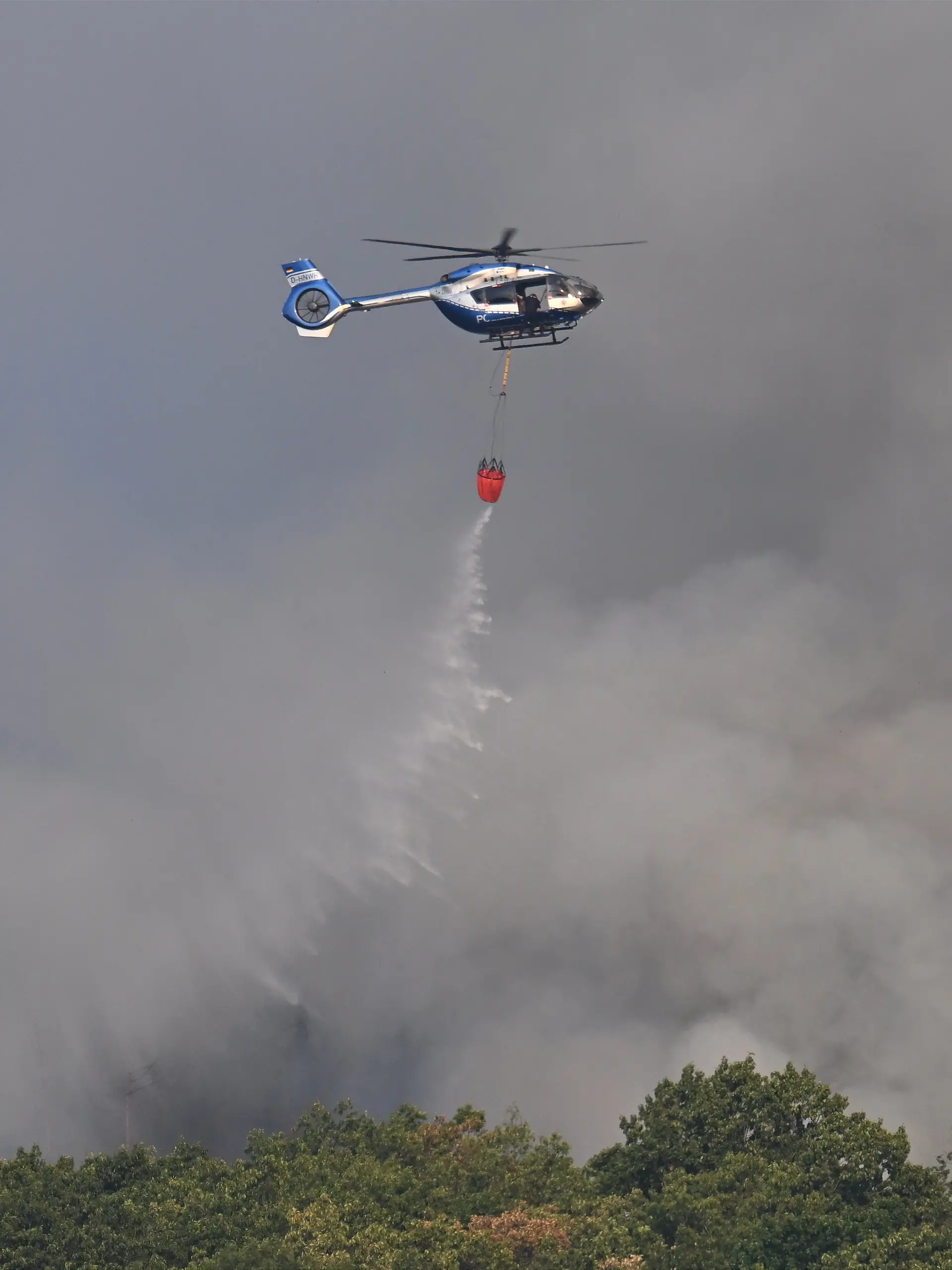 Bild zu: "Evakuierung nach Waldbrand in der Eifel – Gefahrenlage in Bildern"