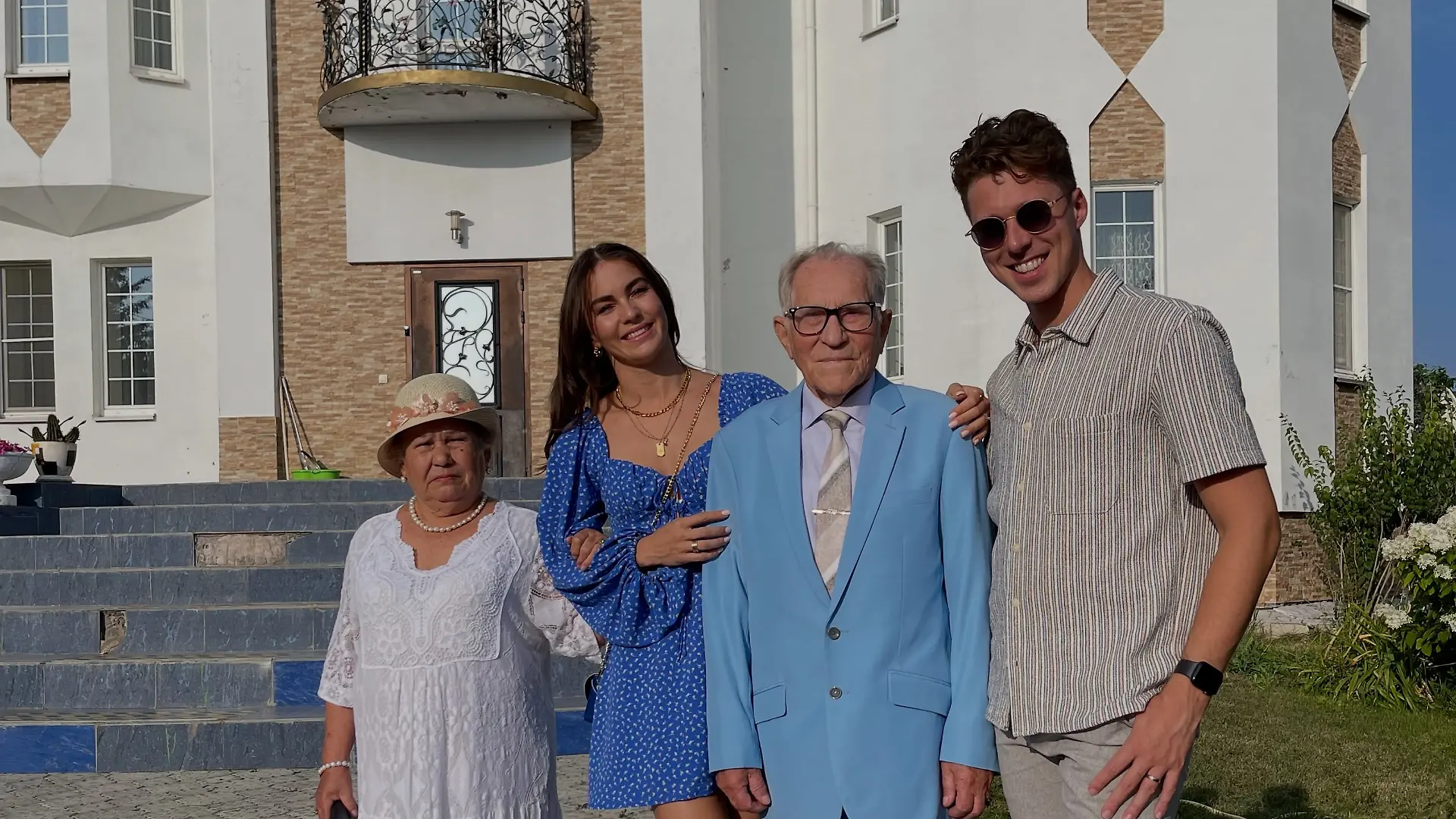 Renata Lusin strahlt neben ihrem Opa – und ihrem Ehemann Valentin.