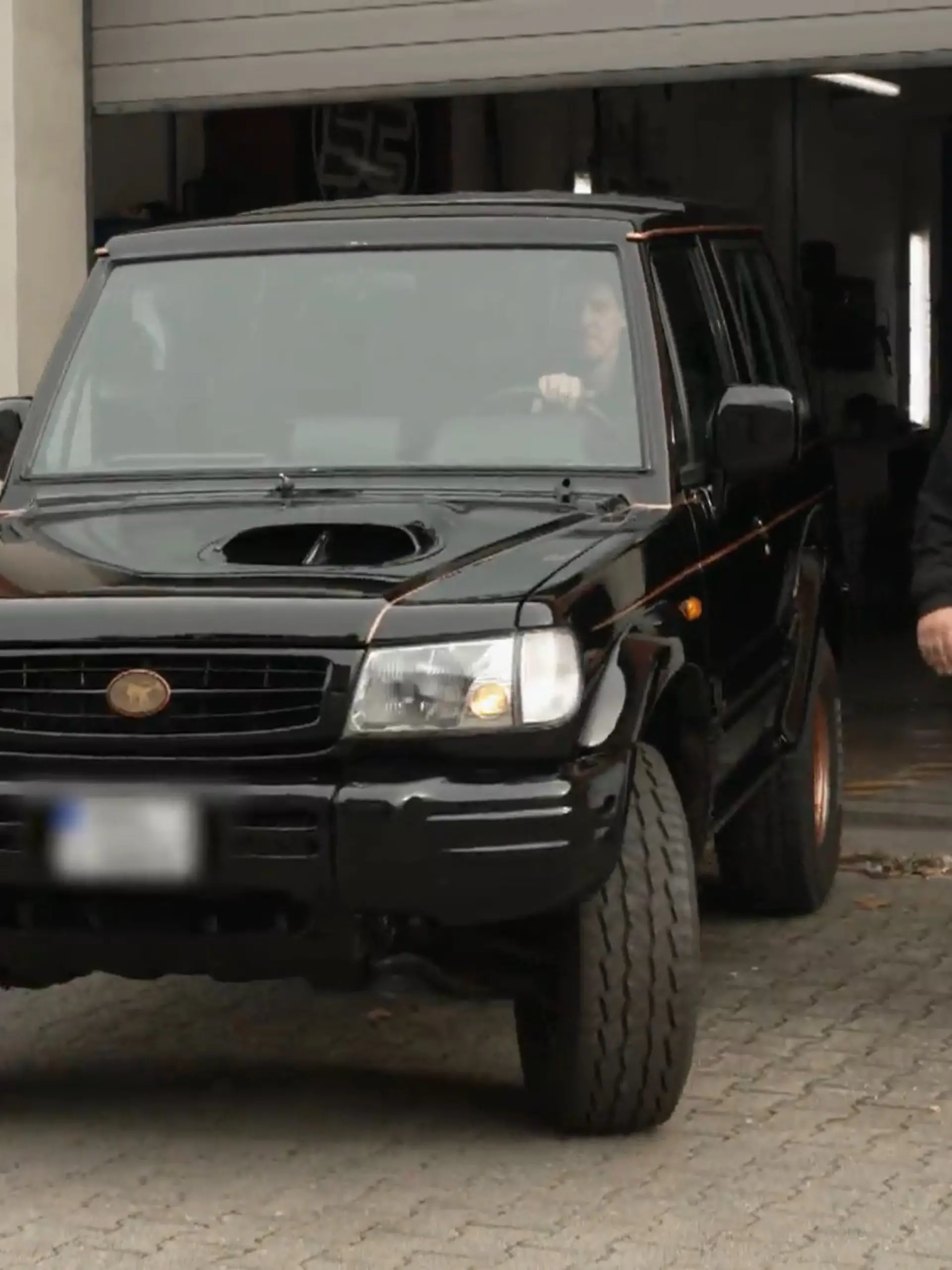 Bild zu: "Wie reagiert Nico auf seinen völlig neuen Youngtimer?"