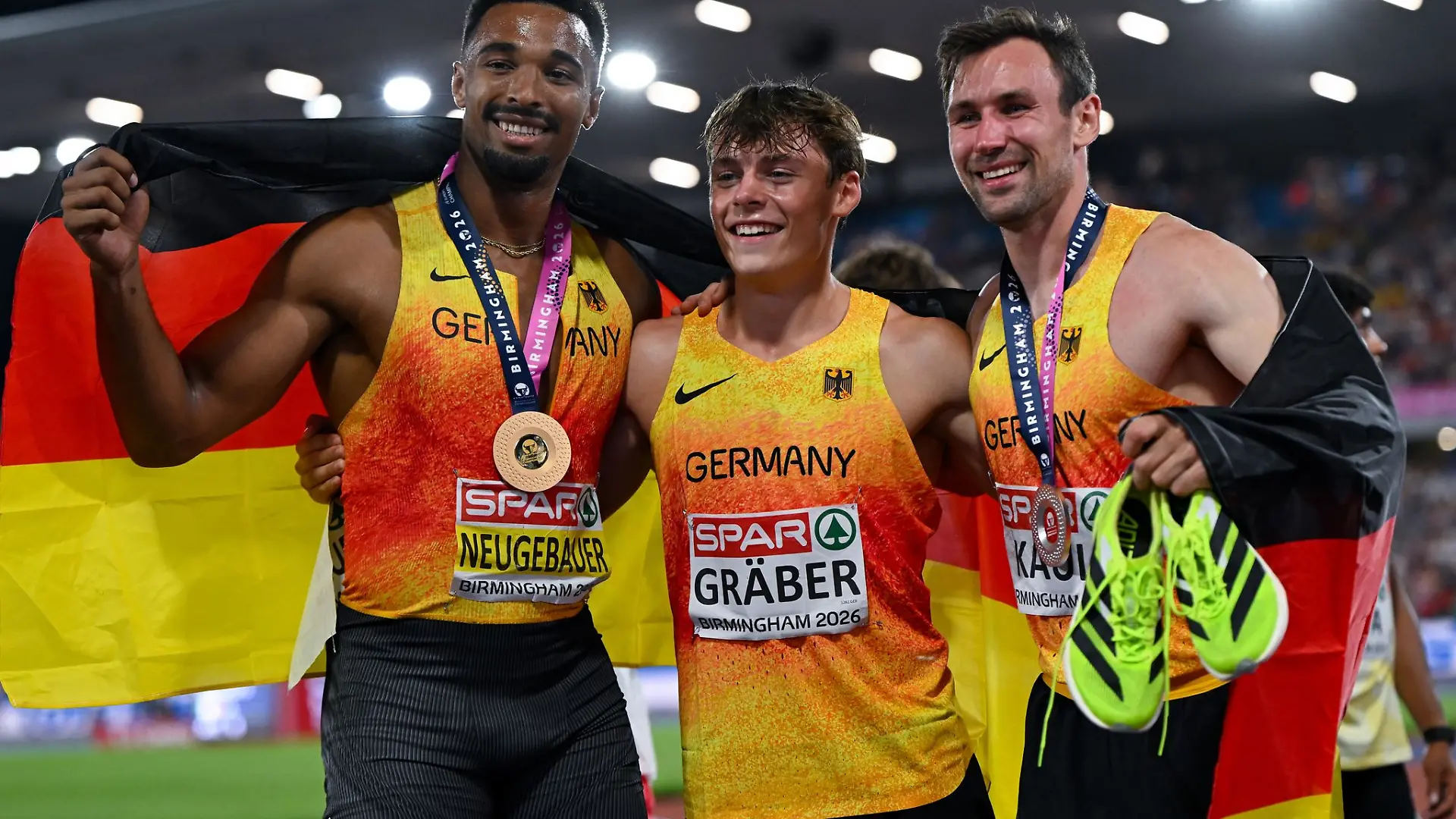 Das deutsche Zehnkampf-Trio Leo Neugebauer (l-r), Amadeus Gräber und Niklas Kaul nach dem spannenden EM-Zehnkampf.