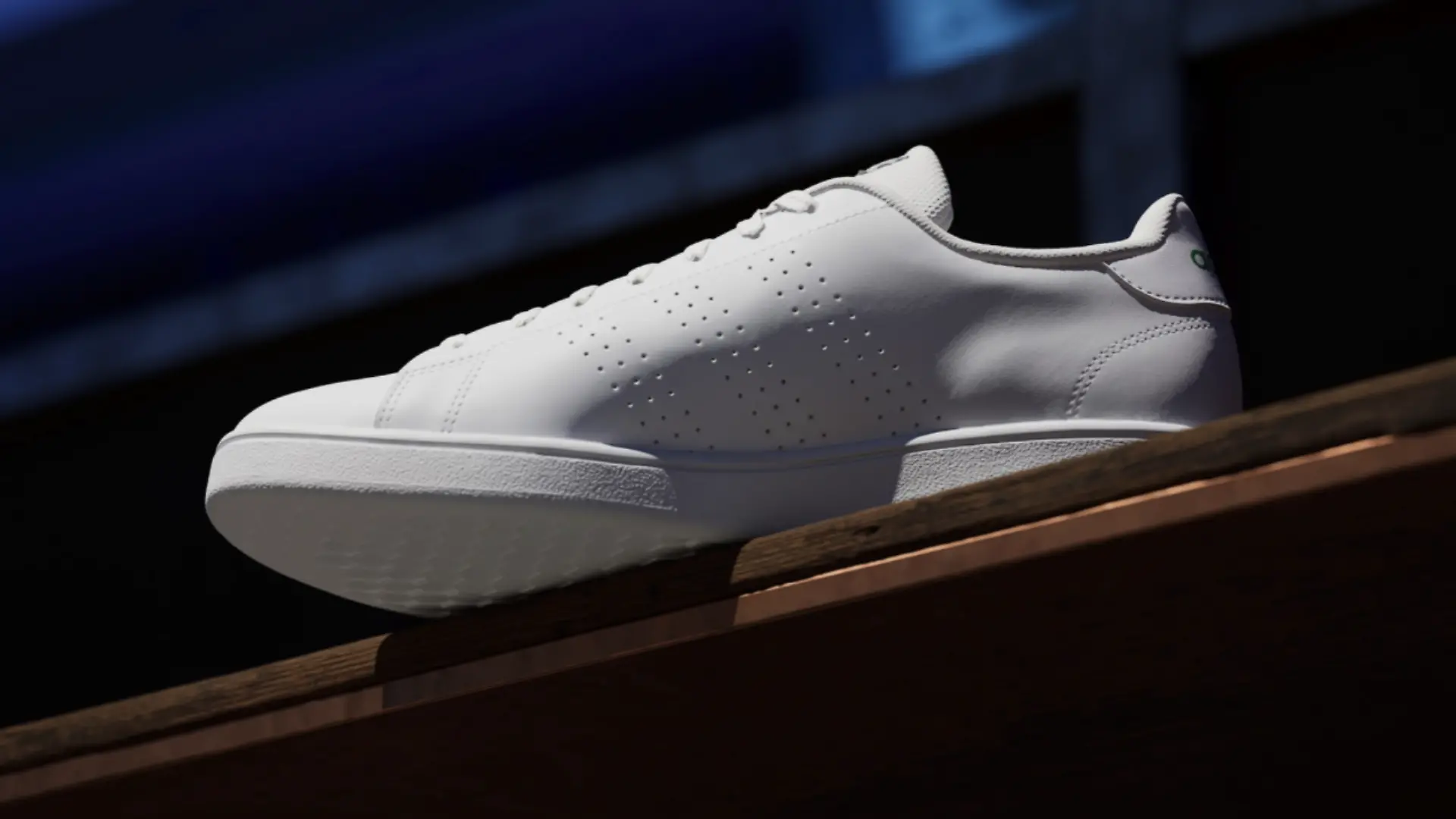 Adidas Advantage Base Sneaker auf Untergrund.