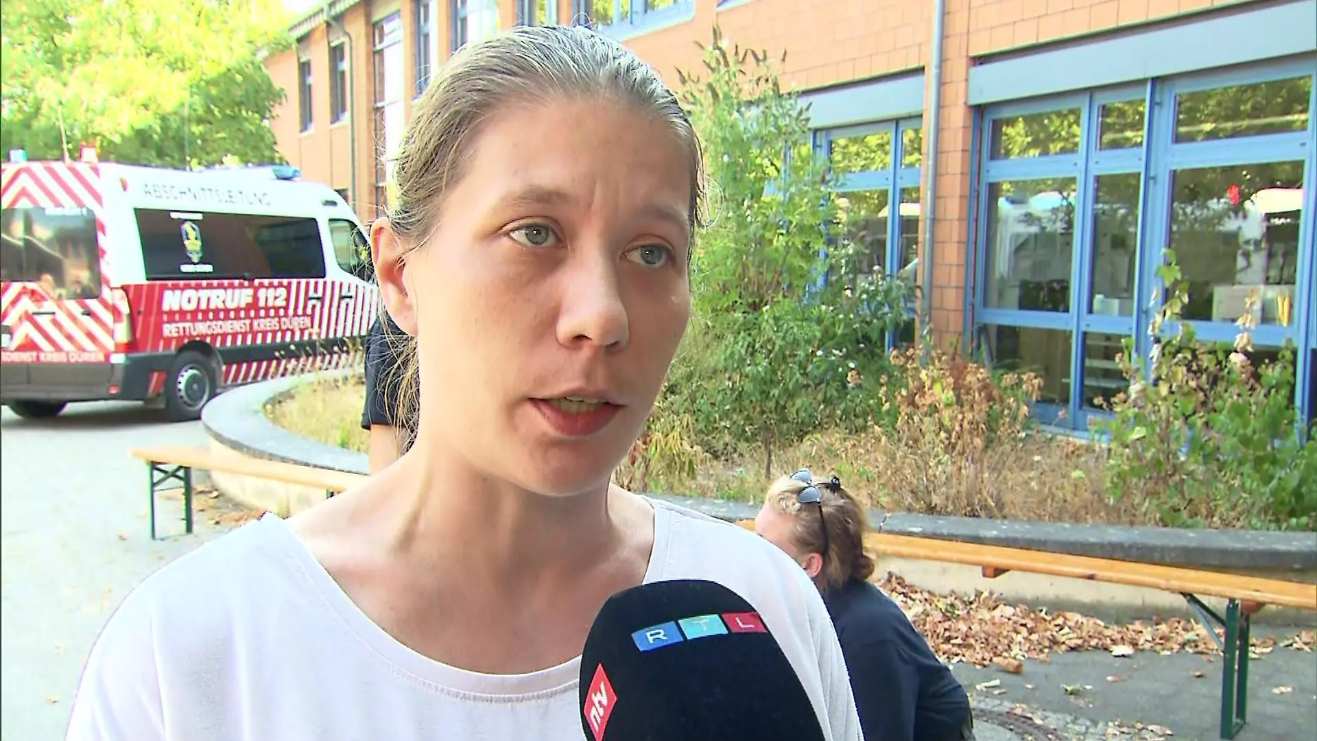 Tina Claßen ist mit ihren vier Kindern in der Notunterkunft, während ihr Mann im Einsatz gegen die Flammen kämpft.
