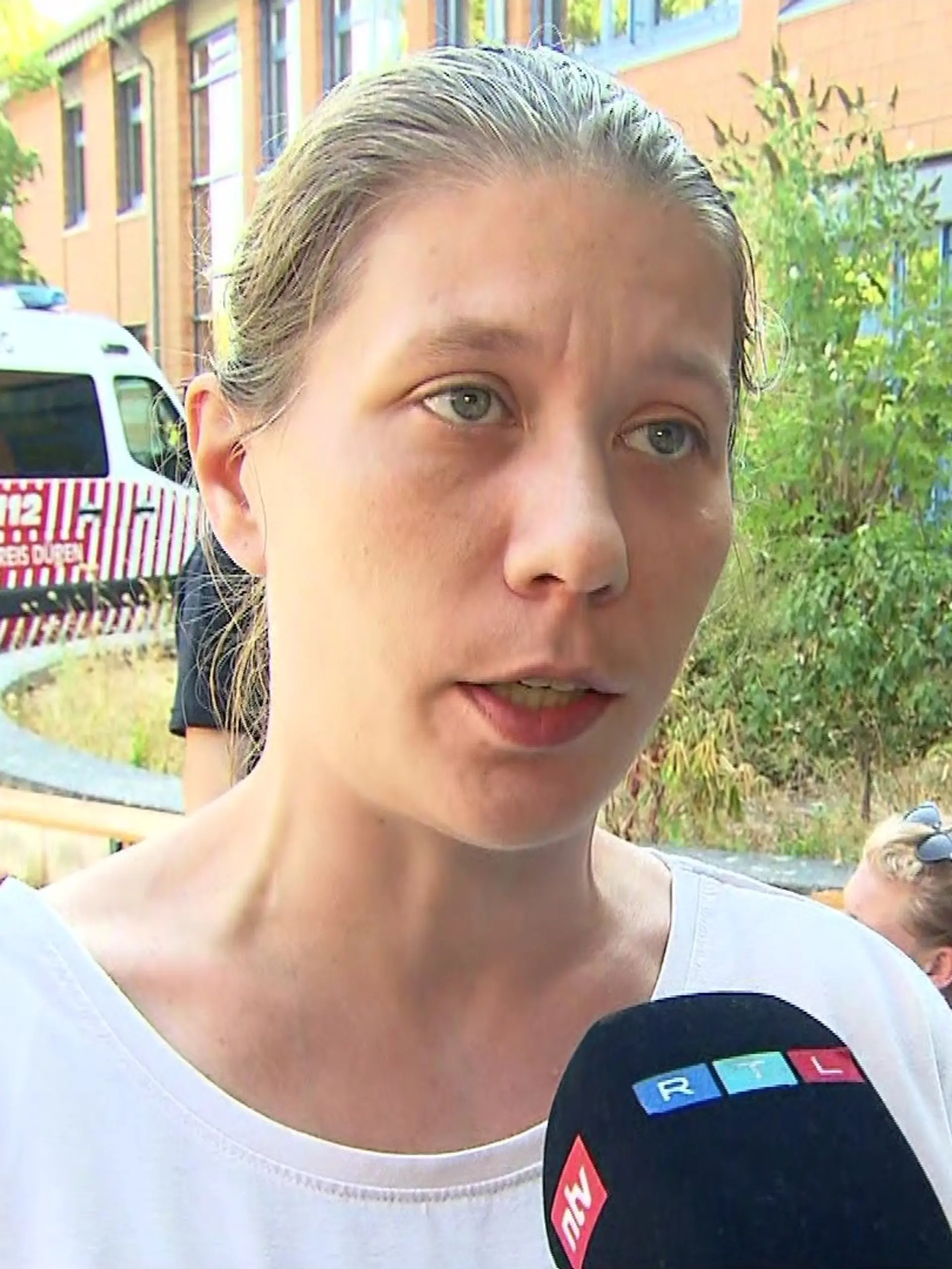 Tina Claßen ist mit ihren vier Kindern in der Notunterkunft, während ihr Mann im Einsatz gegen die Flammen kämpft.
