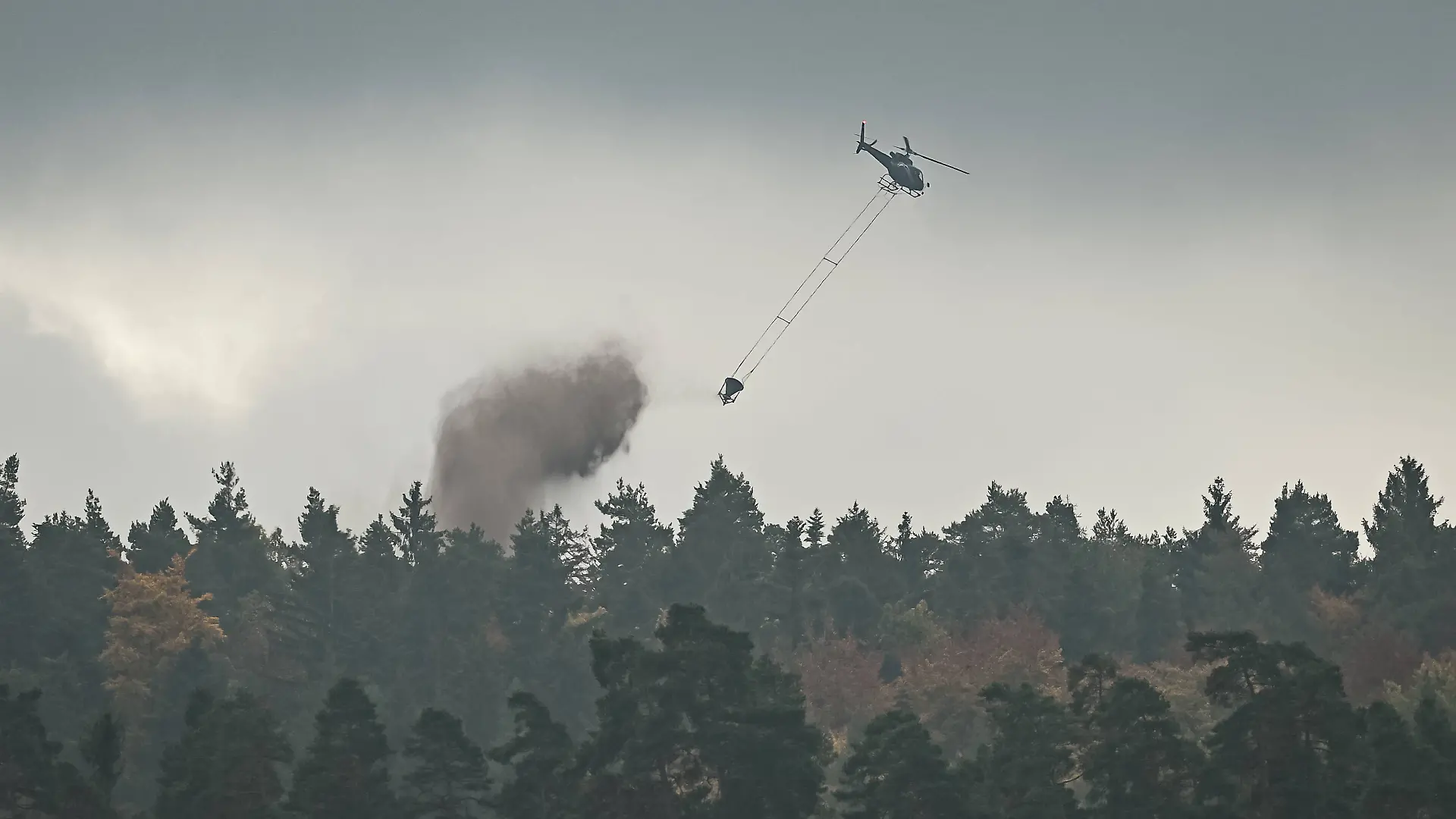Der Hubschrauber ist bei Kalkarbeiten abgestürzt. (Symbolbild)