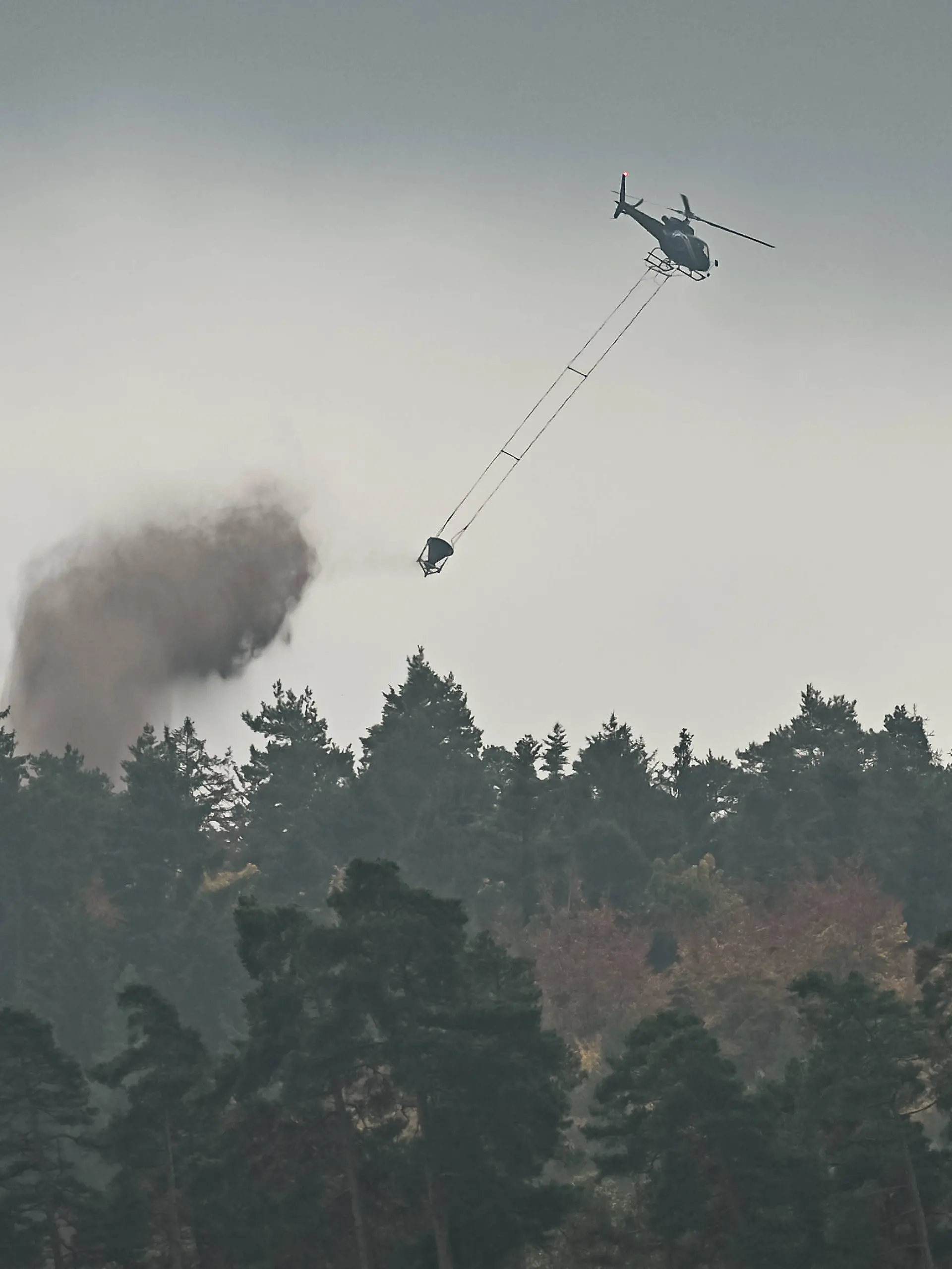 Bild zu: "Hubschrauber bei Arbeiten im Erzgebirge abgestürzt"