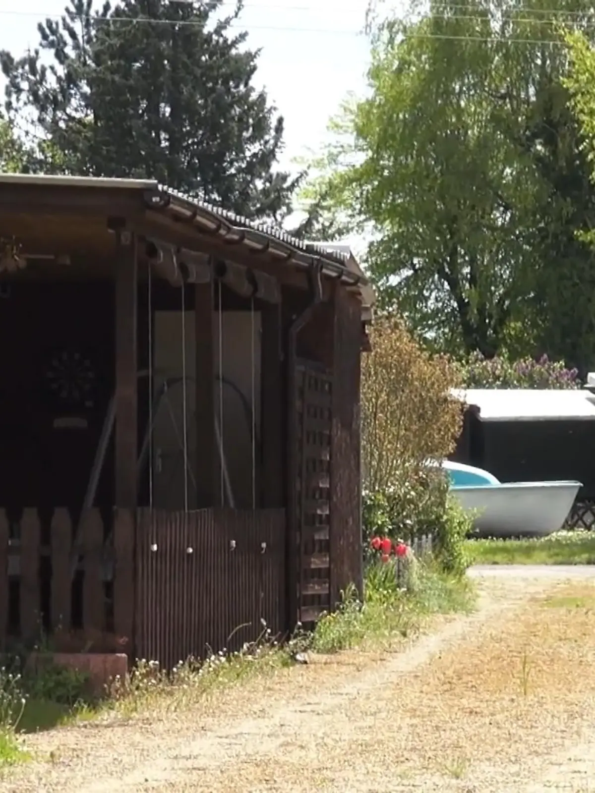 Jahrelang lebten die Camper hier im Paradies. Aber damit soll jetzt Schluss sein! Ihre Häuser sollen plötzlich abgerissen werden, obwohl viele hier vor kurzem noch tausende Euro in Renovierungen gesteckt haben. Geht das einfach so? Und treibt der Bürgermeister hier ein übles Spiel? Maximilian Fassbender und Falk Happe berichten.