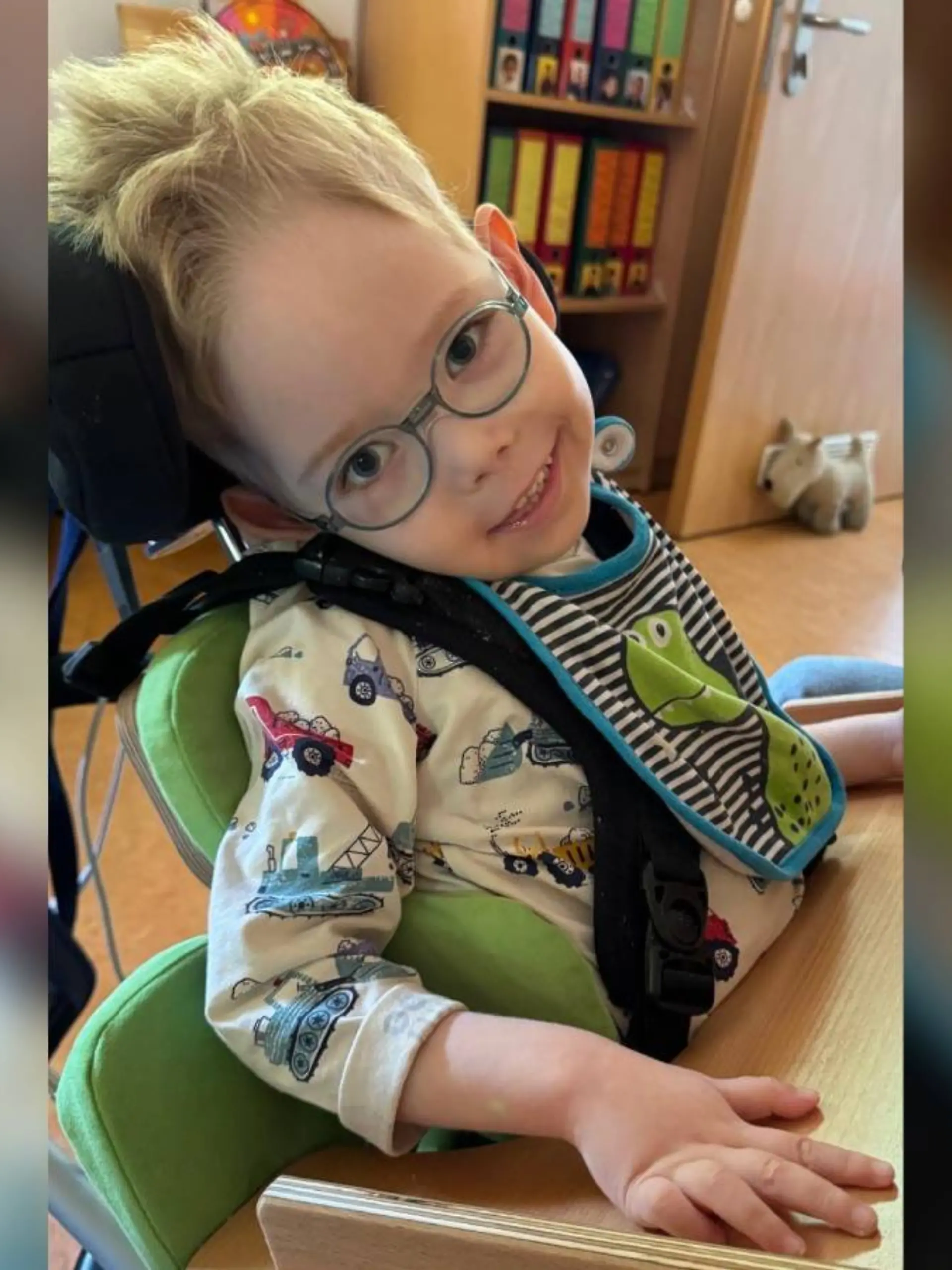Der kleine Jan (3) hat einen seltenen Gendefekt. Epileptische Anfälle, eine schwere Sehstörung und mehr schränken sein Leben stark ein.
