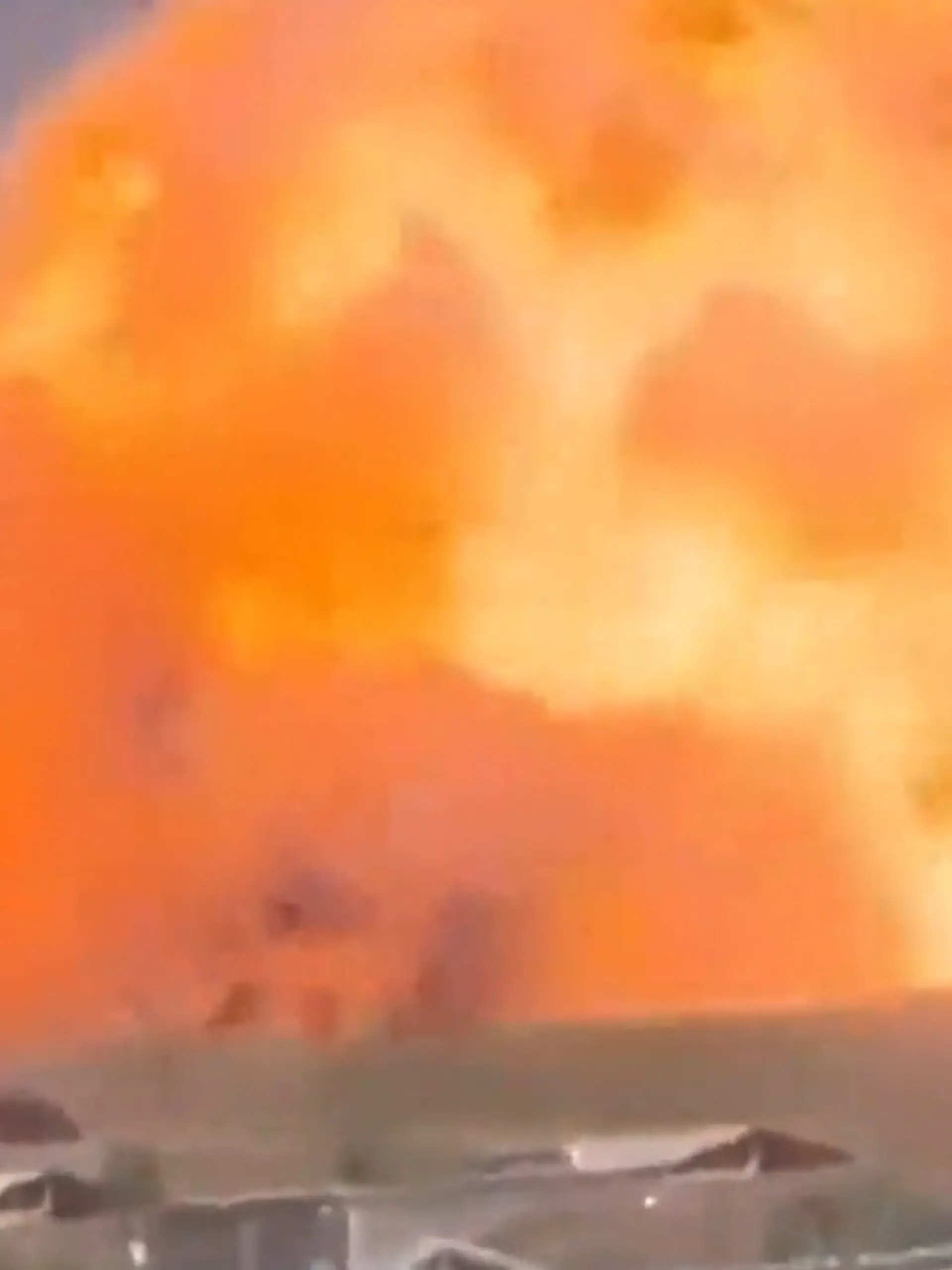 Bild zu: "Heftige Explosion nahe Rom! Munitionsfabrik geht in riesigem Feuerball auf"