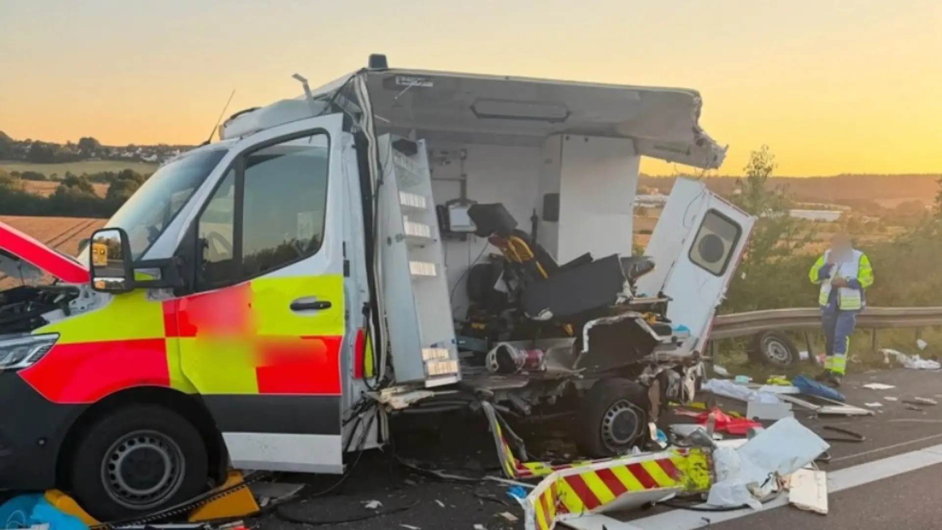 Der Rettungswagen wurde bei dem Unfall aufgeschlitzt