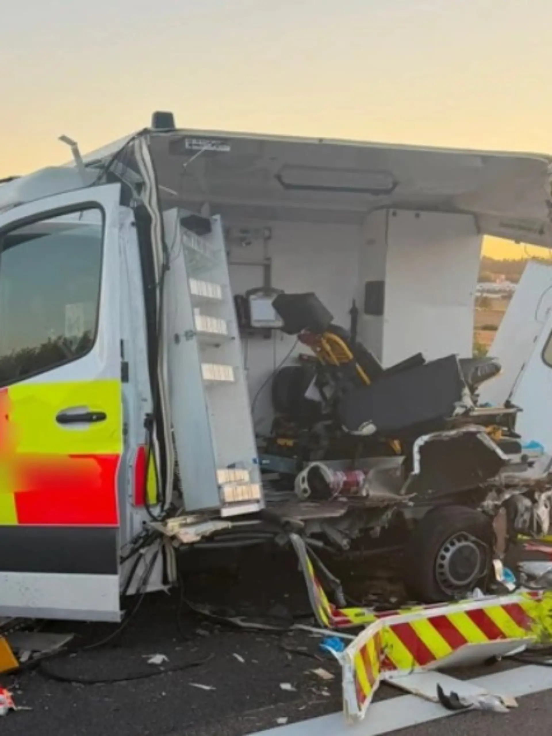 Der Rettungswagen wurde bei dem Unfall aufgeschlitzt